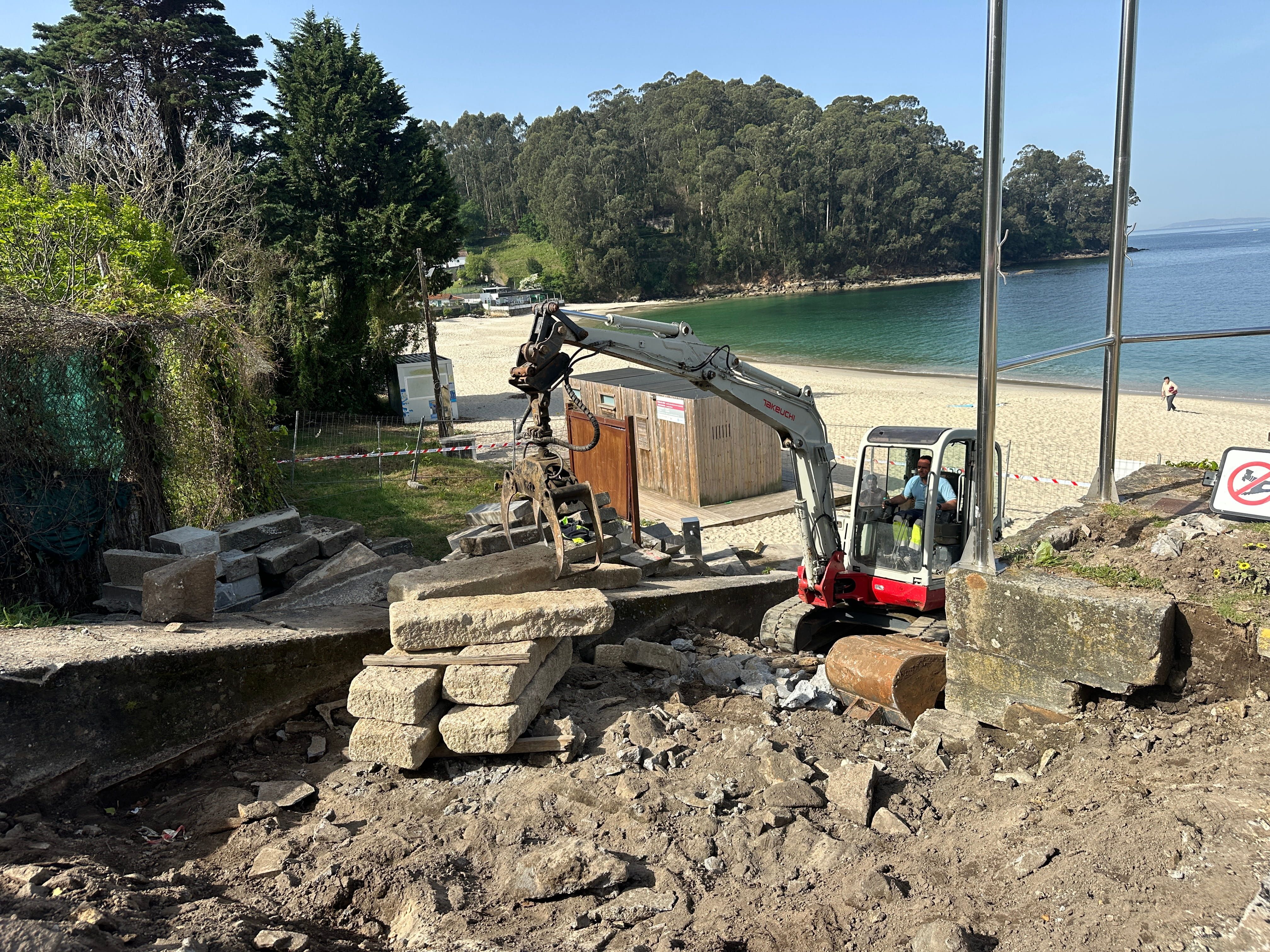 Obras en el acceso a la playa de Mogor