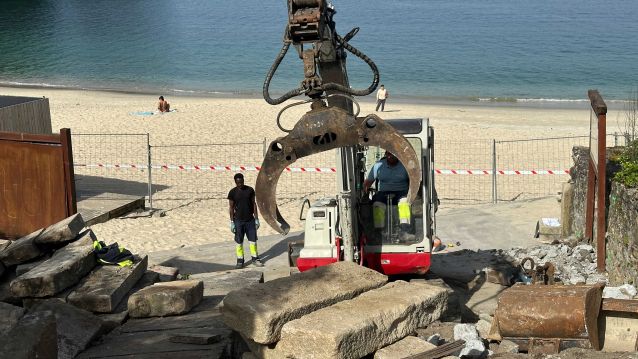 Instalación da nova pasarela á praia de Mogor Instalación da nova pasarela á praia de Mogor