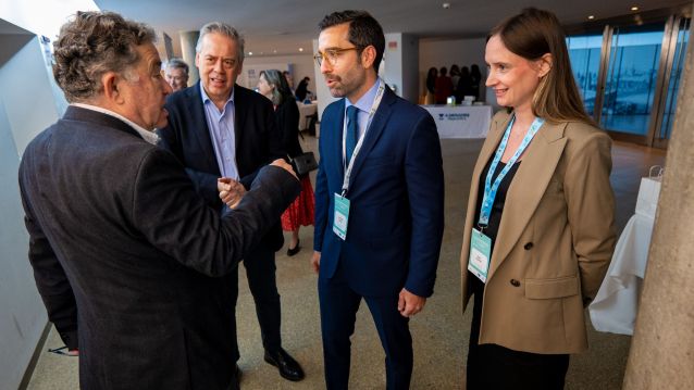 Lores e Gómez Caamaño conversan con responsables do encontro sobre tecnoloxías diagnósticas Lores e Gómez Caamaño conversan con responsables do encontro sobre tecnoloxías diagnósticas