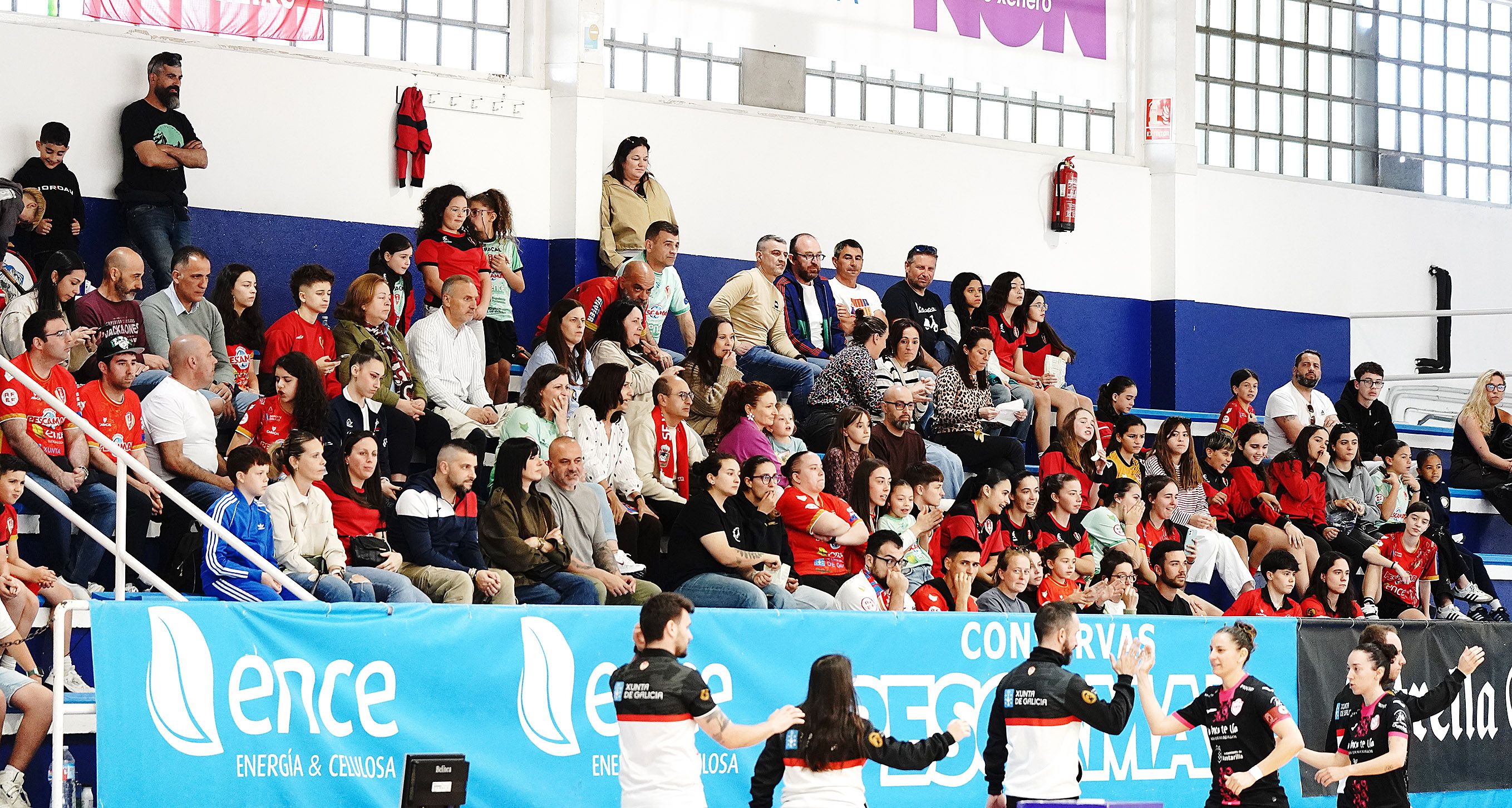 Partido de liga entre Poio Pescamar y LBTL Futsal Alcantarilla en A Seca