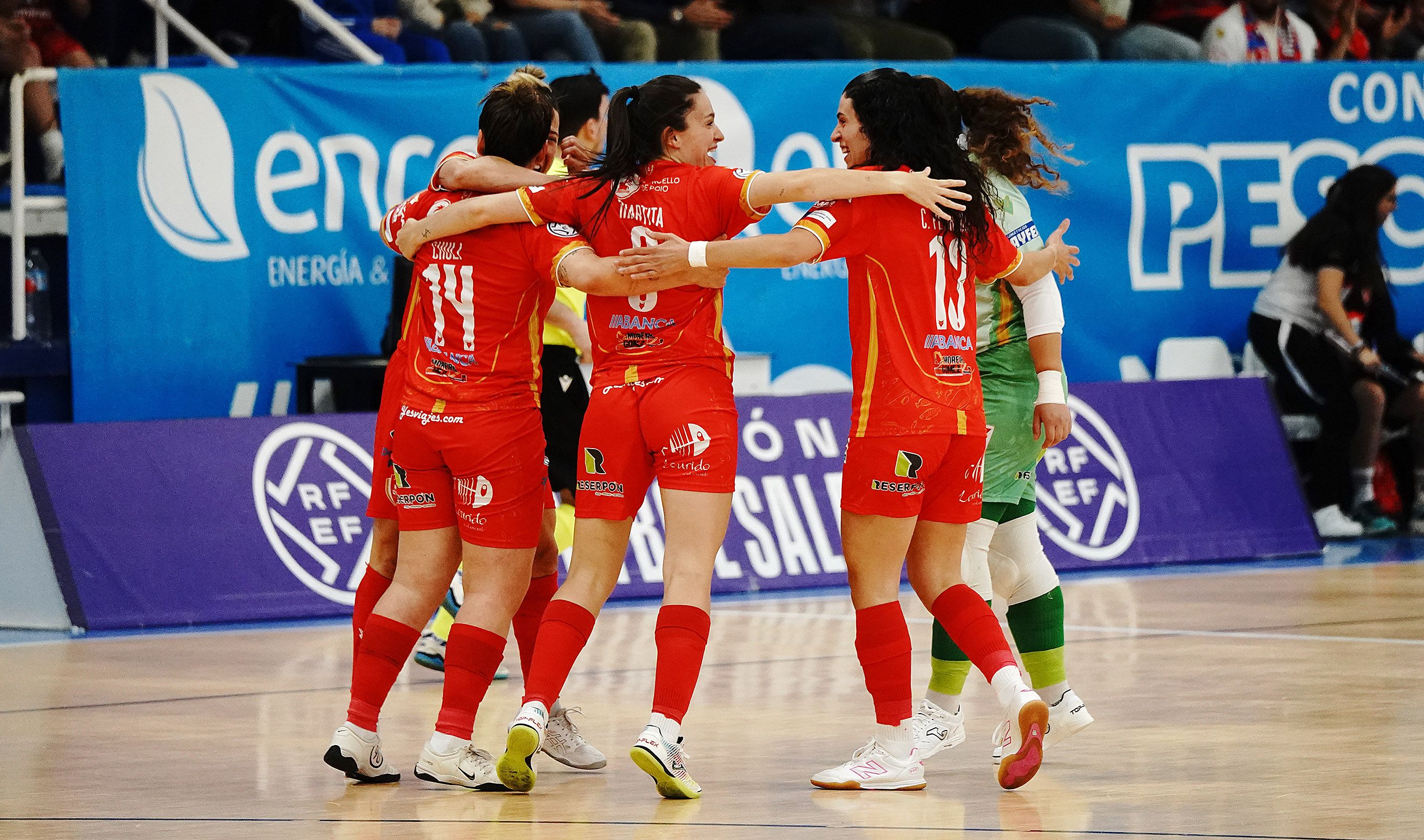 Partido de liga entre Poio Pescamar y LBTL Futsal Alcantarilla en A Seca