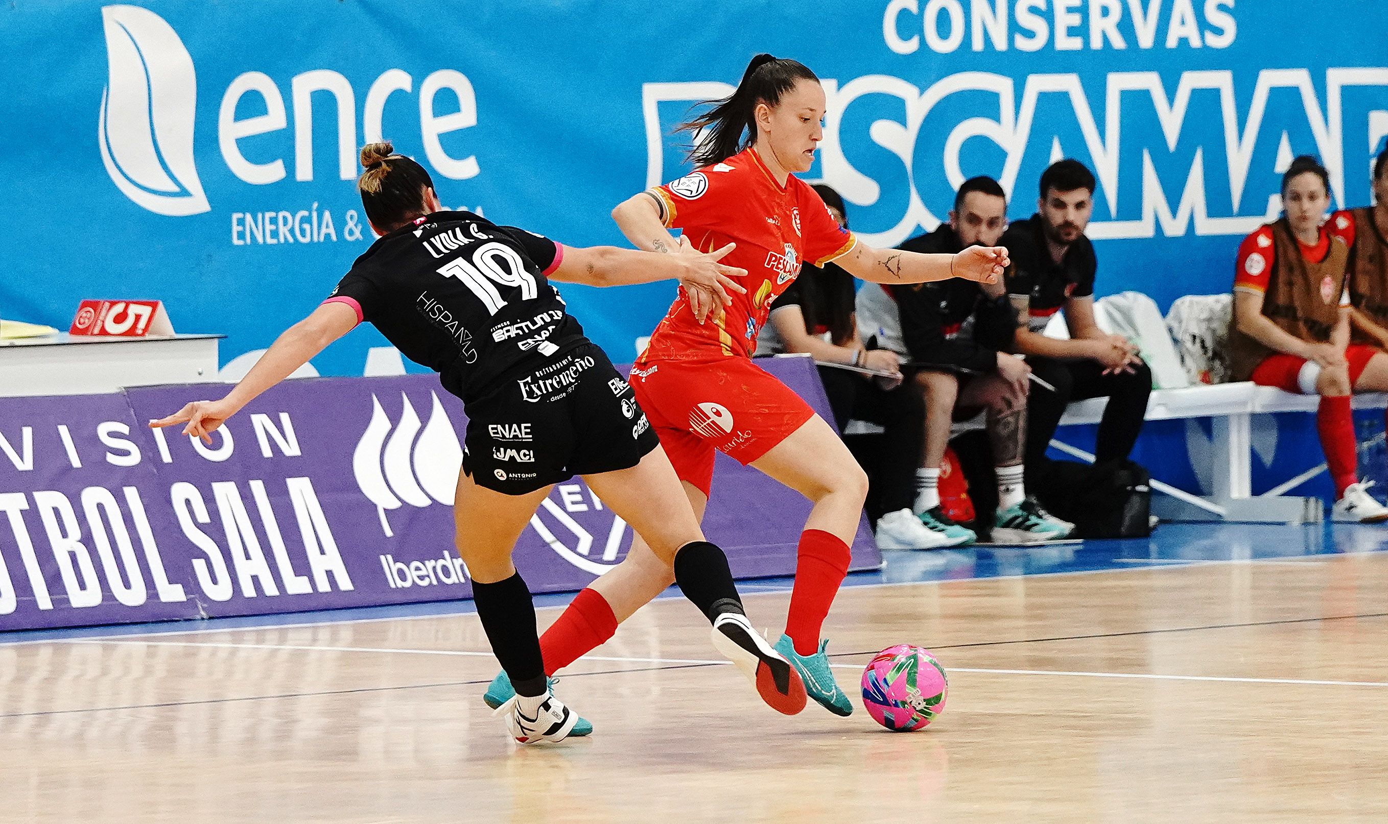 Partido de liga entre Poio Pescamar y LBTL Futsal Alcantarilla en A Seca