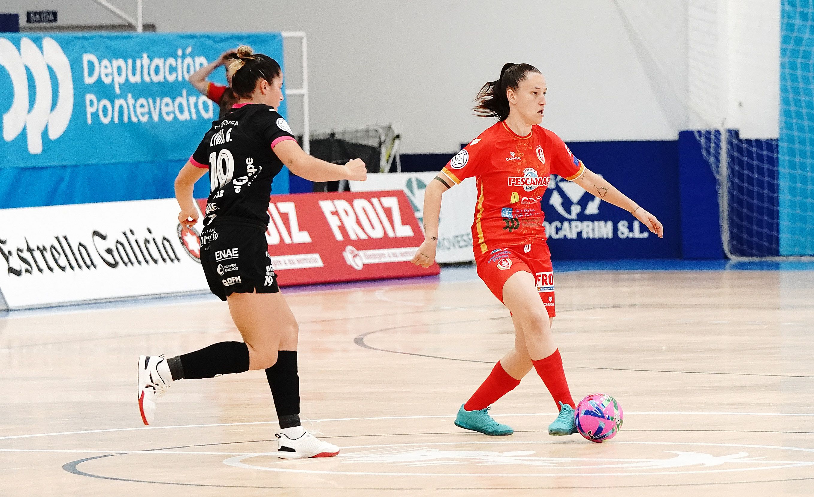 Partido de liga entre Poio Pescamar y LBTL Futsal Alcantarilla en A Seca