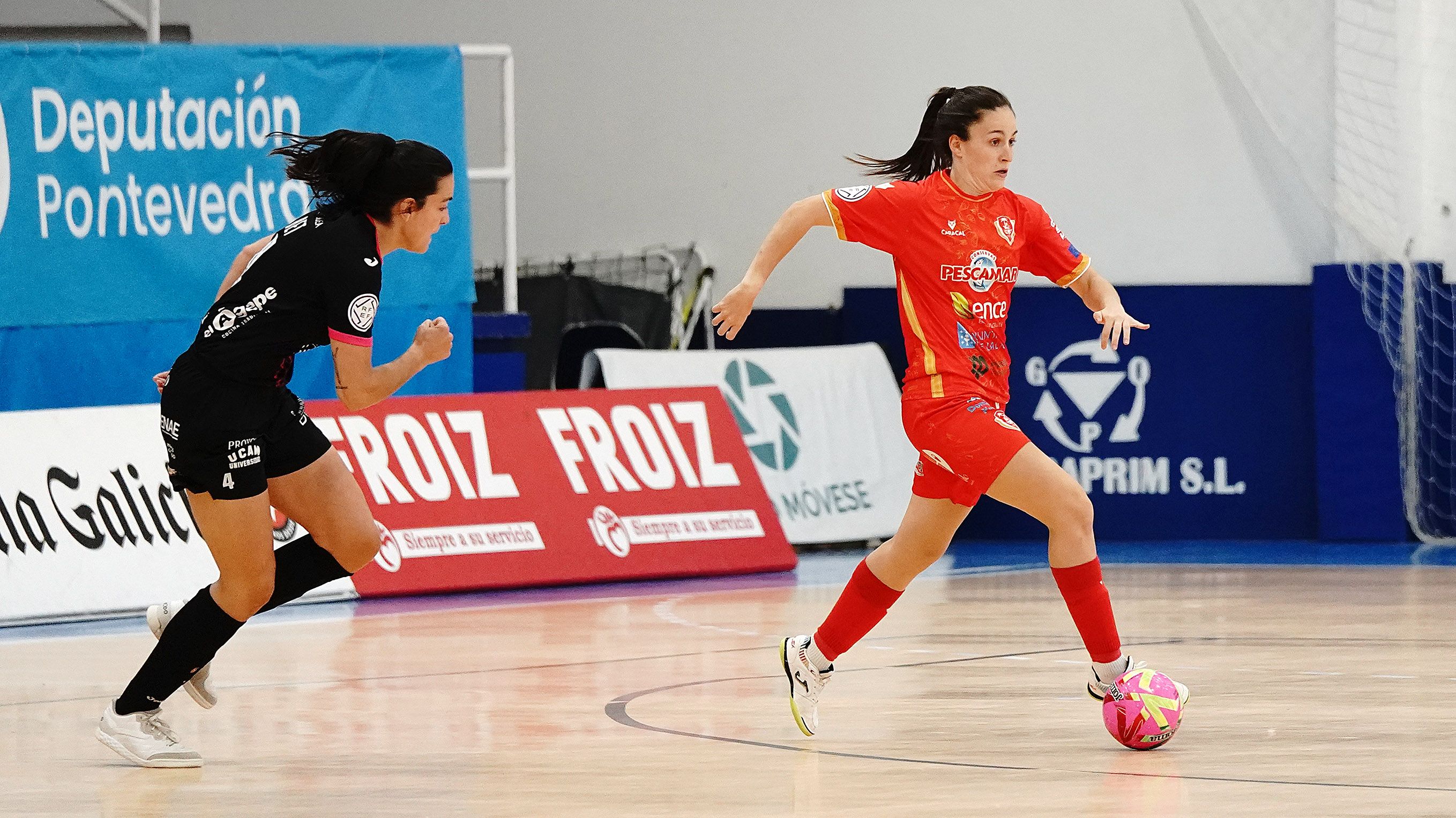 Partido de liga entre Poio Pescamar y LBTL Futsal Alcantarilla en A Seca