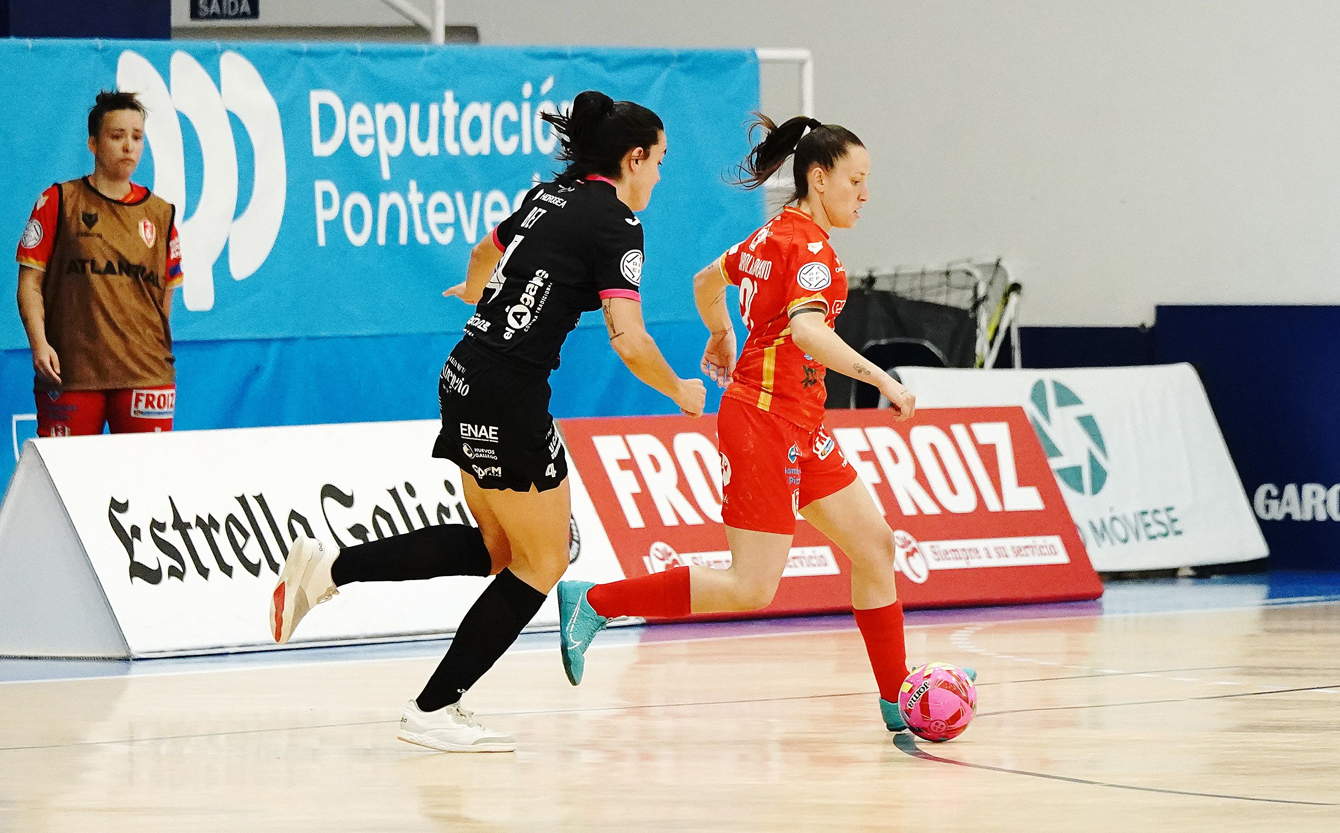 Partido de liga entre Poio Pescamar y LBTL Futsal Alcantarilla en A Seca