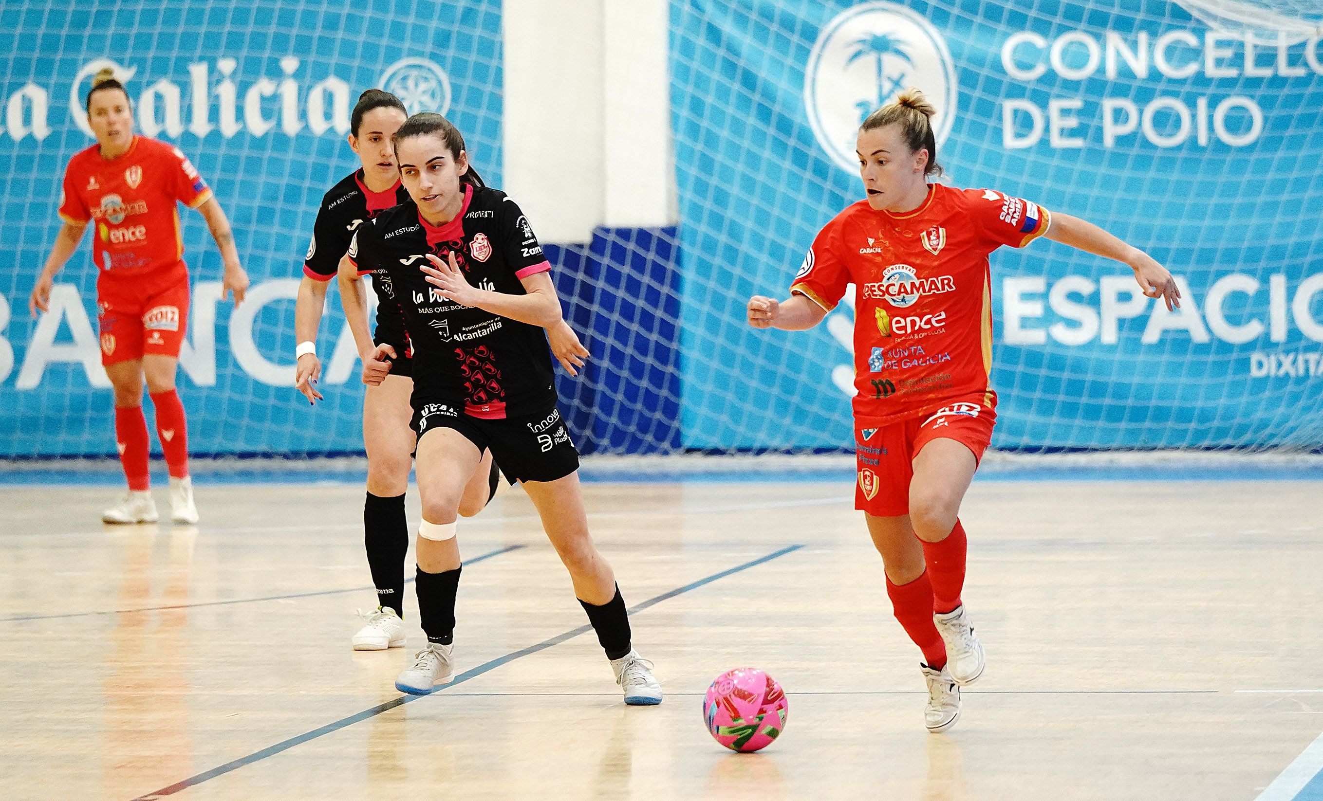 Partido de liga entre Poio Pescamar y LBTL Futsal Alcantarilla en A Seca