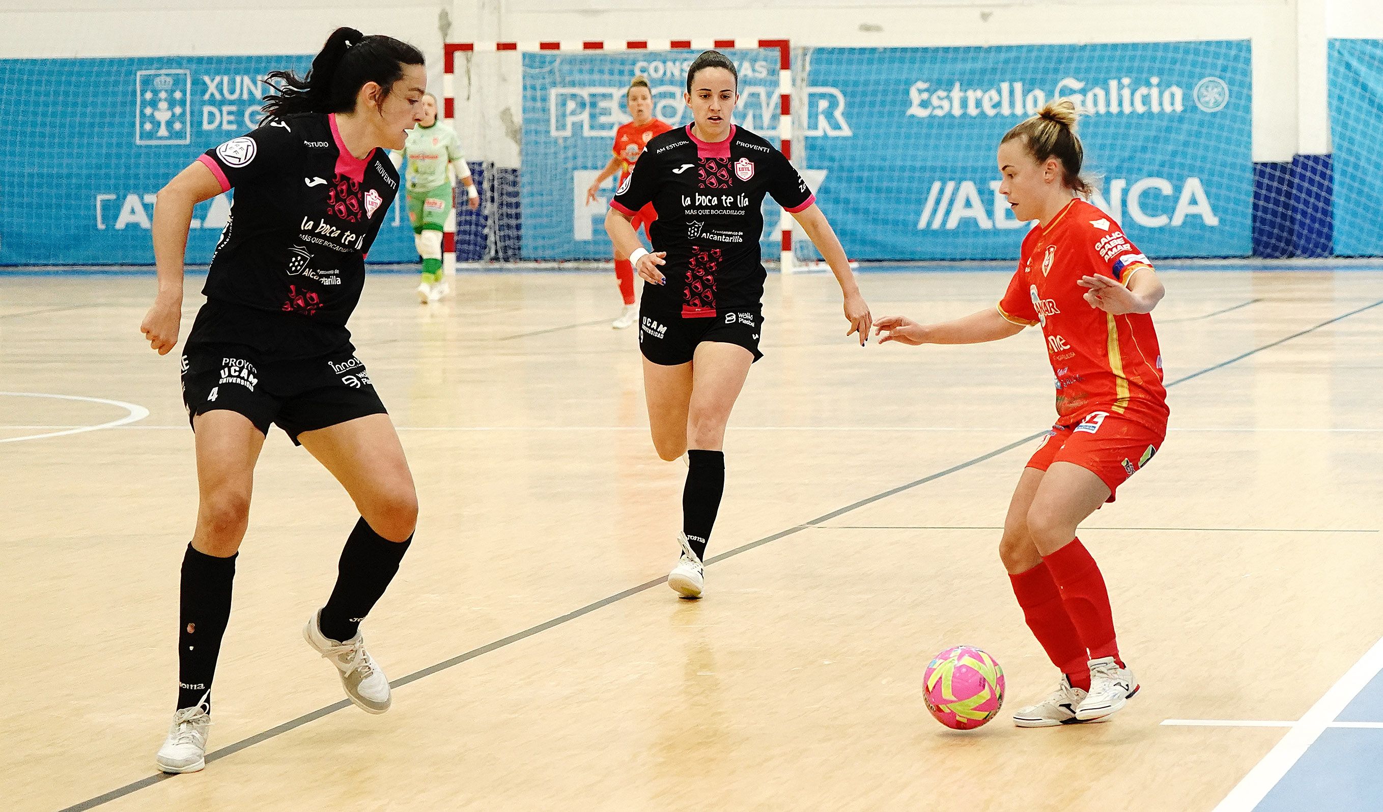 Partido de liga entre Poio Pescamar y LBTL Futsal Alcantarilla en A Seca
