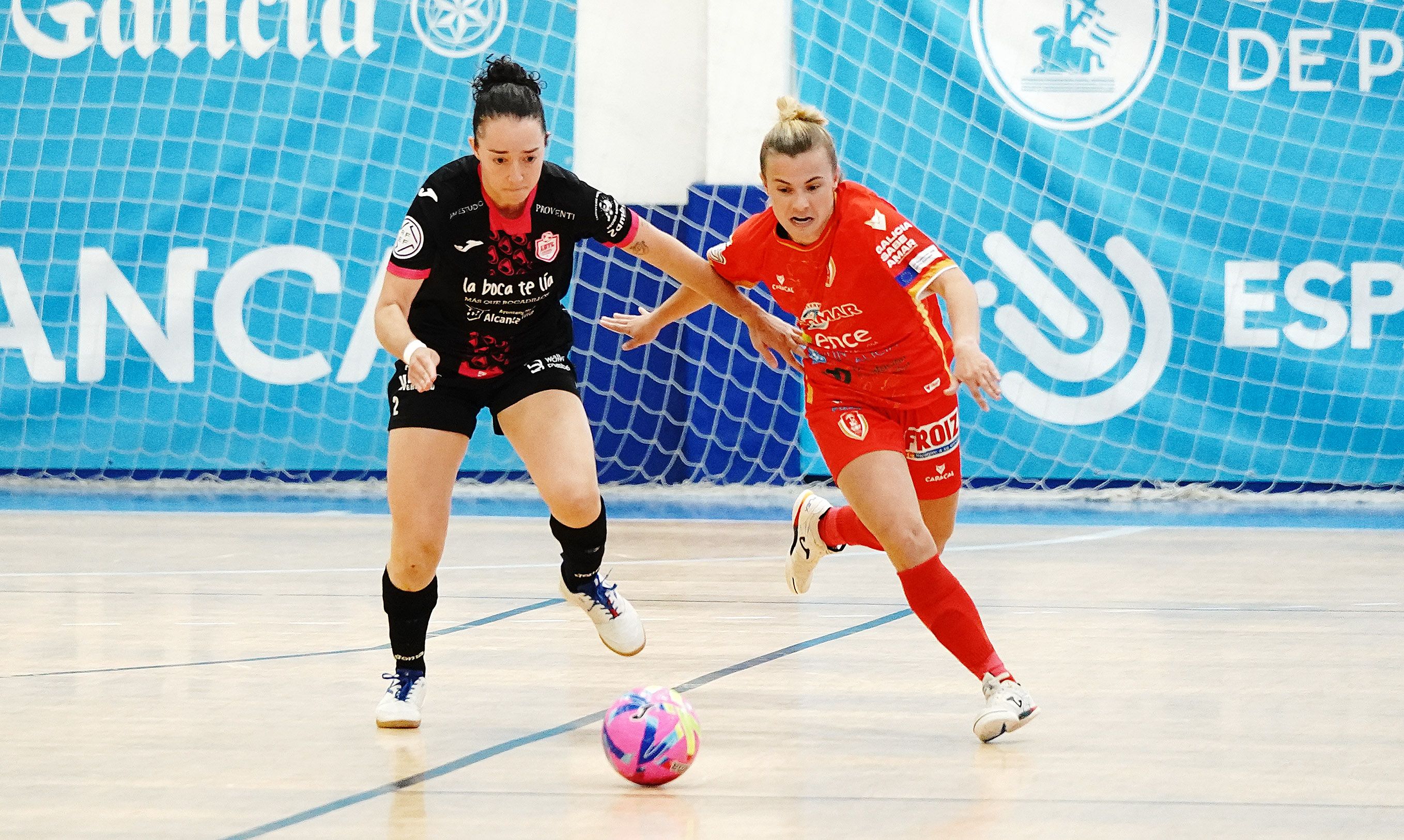 Partido de liga entre Poio Pescamar y LBTL Futsal Alcantarilla en A Seca