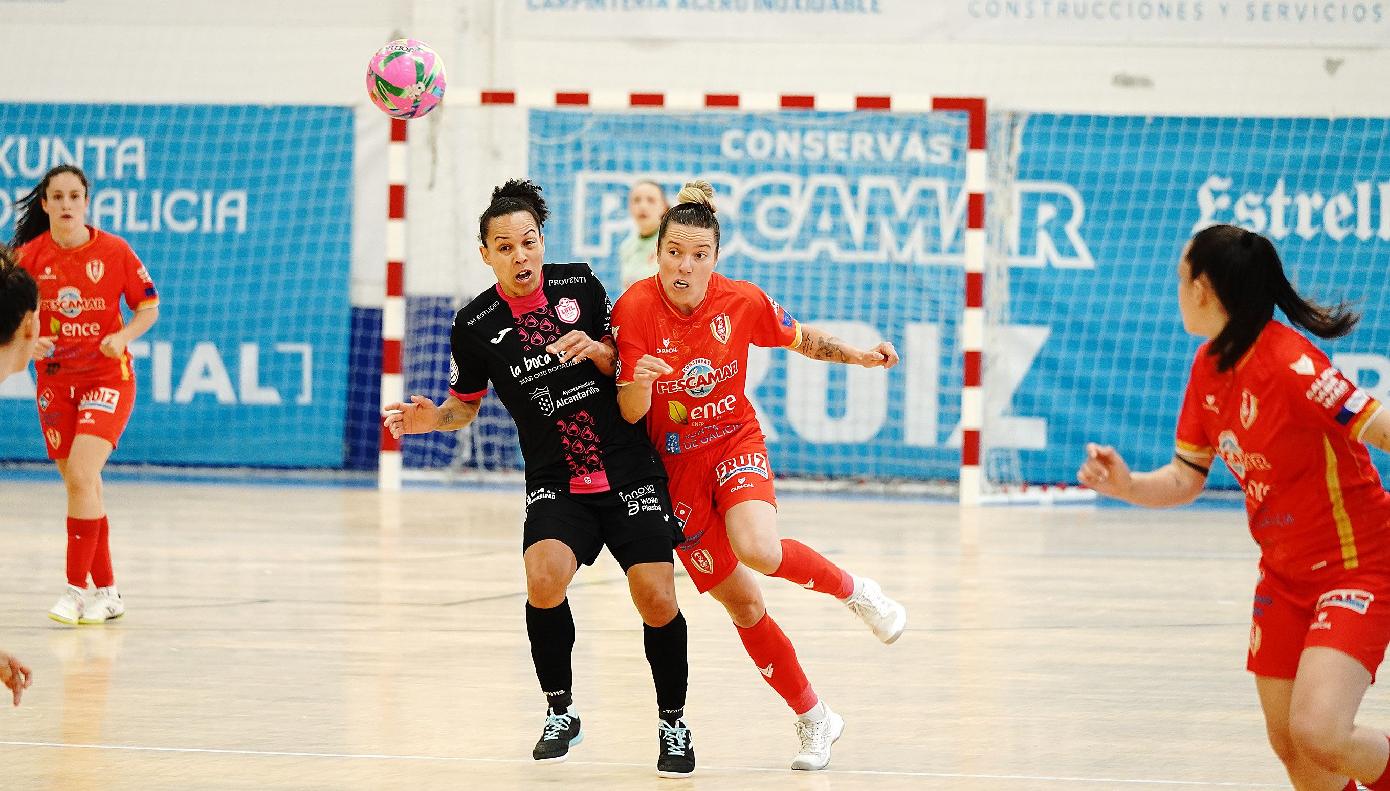 Partido de liga entre Poio Pescamar y LBTL Futsal Alcantarilla en A Seca