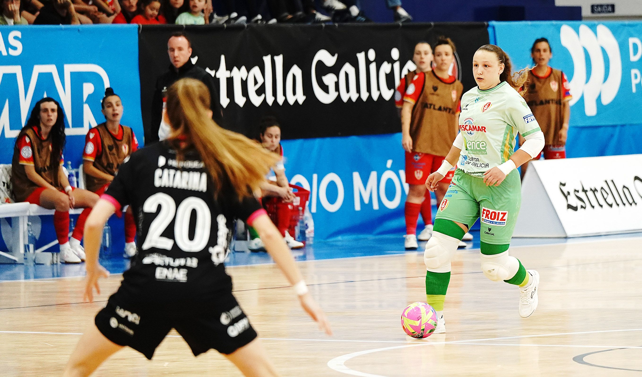 Partido de liga entre Poio Pescamar y LBTL Futsal Alcantarilla en A Seca