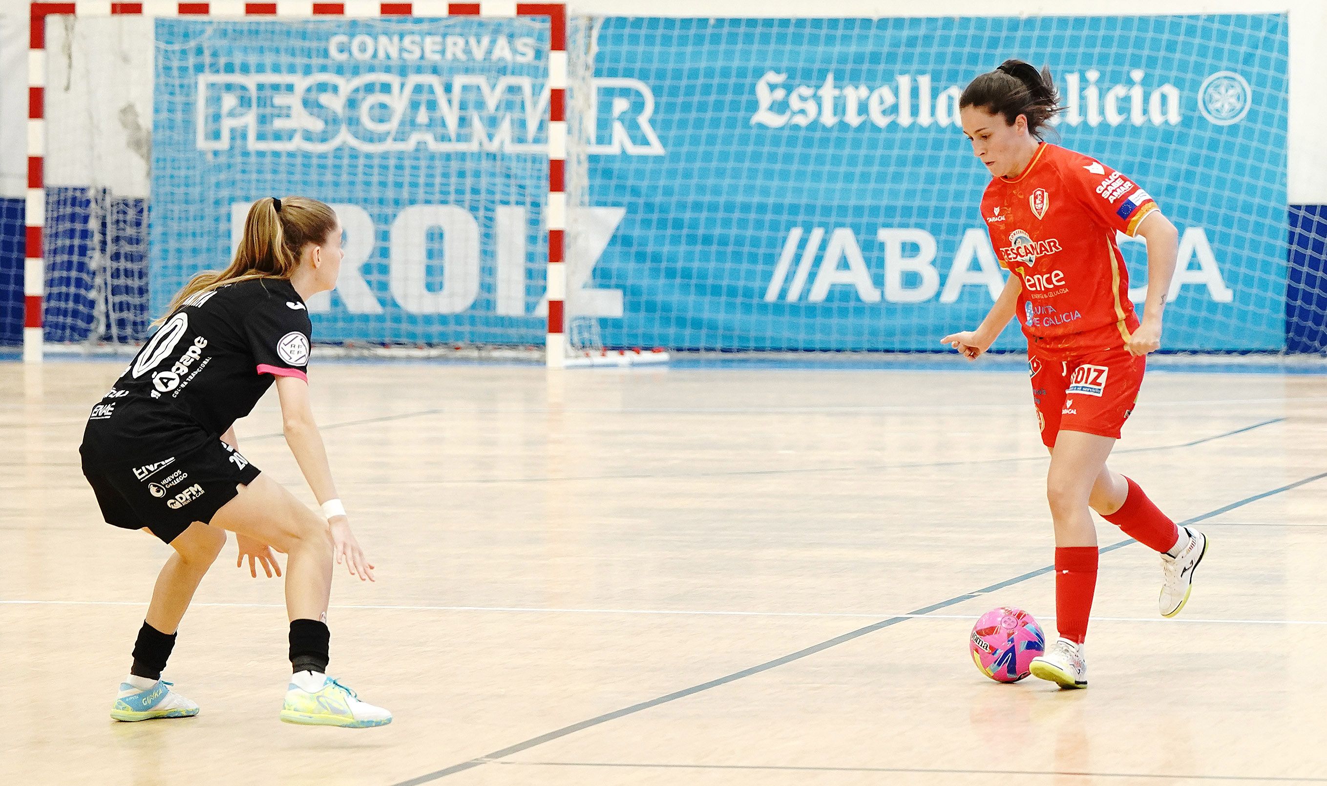 Partido de liga entre Poio Pescamar y LBTL Futsal Alcantarilla en A Seca