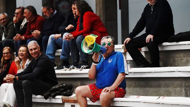 Rafa Córdoba co megáfono no partido entre Cisne e Club Balonmán Soria no Municipal Rafa Córdoba co megáfono no partido entre Cisne e Club Balonmán Soria no Municipal