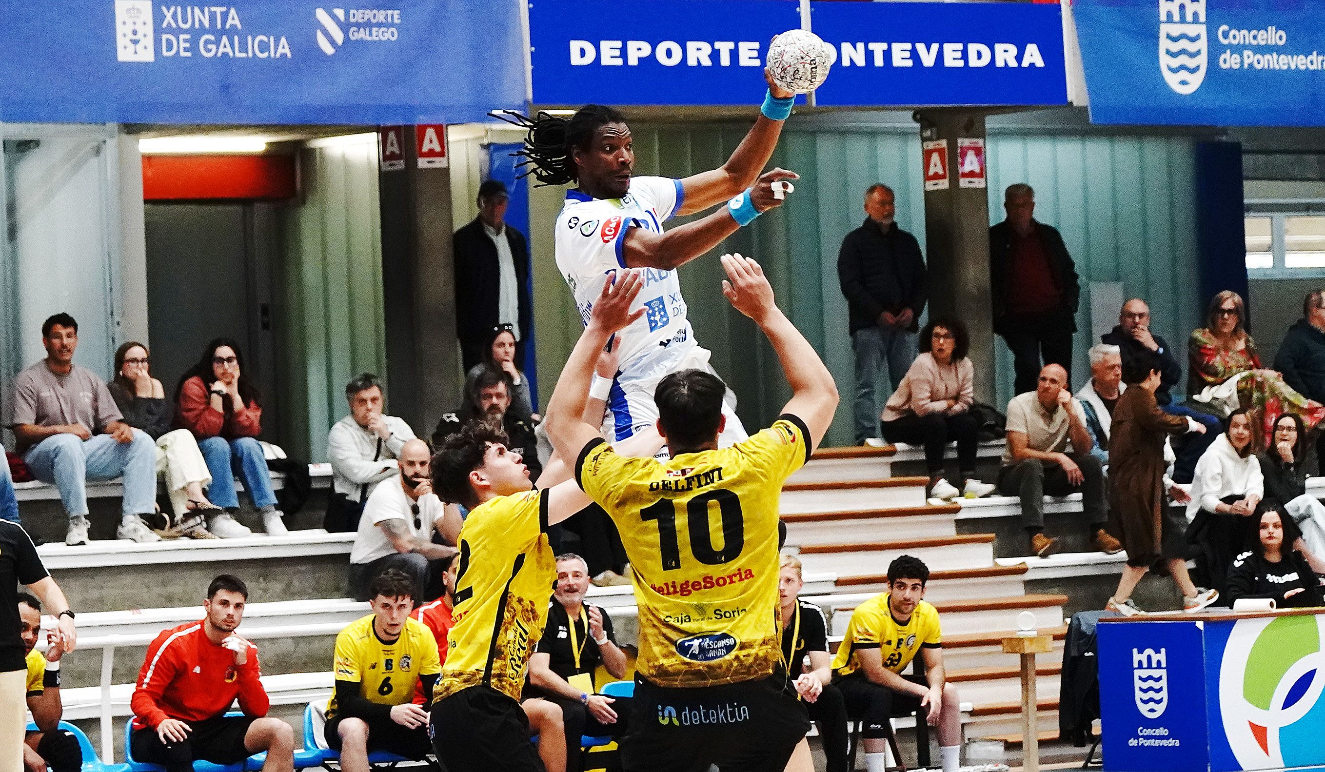 Partido entre Cisne e Club Balonmán Soria no Municipal
