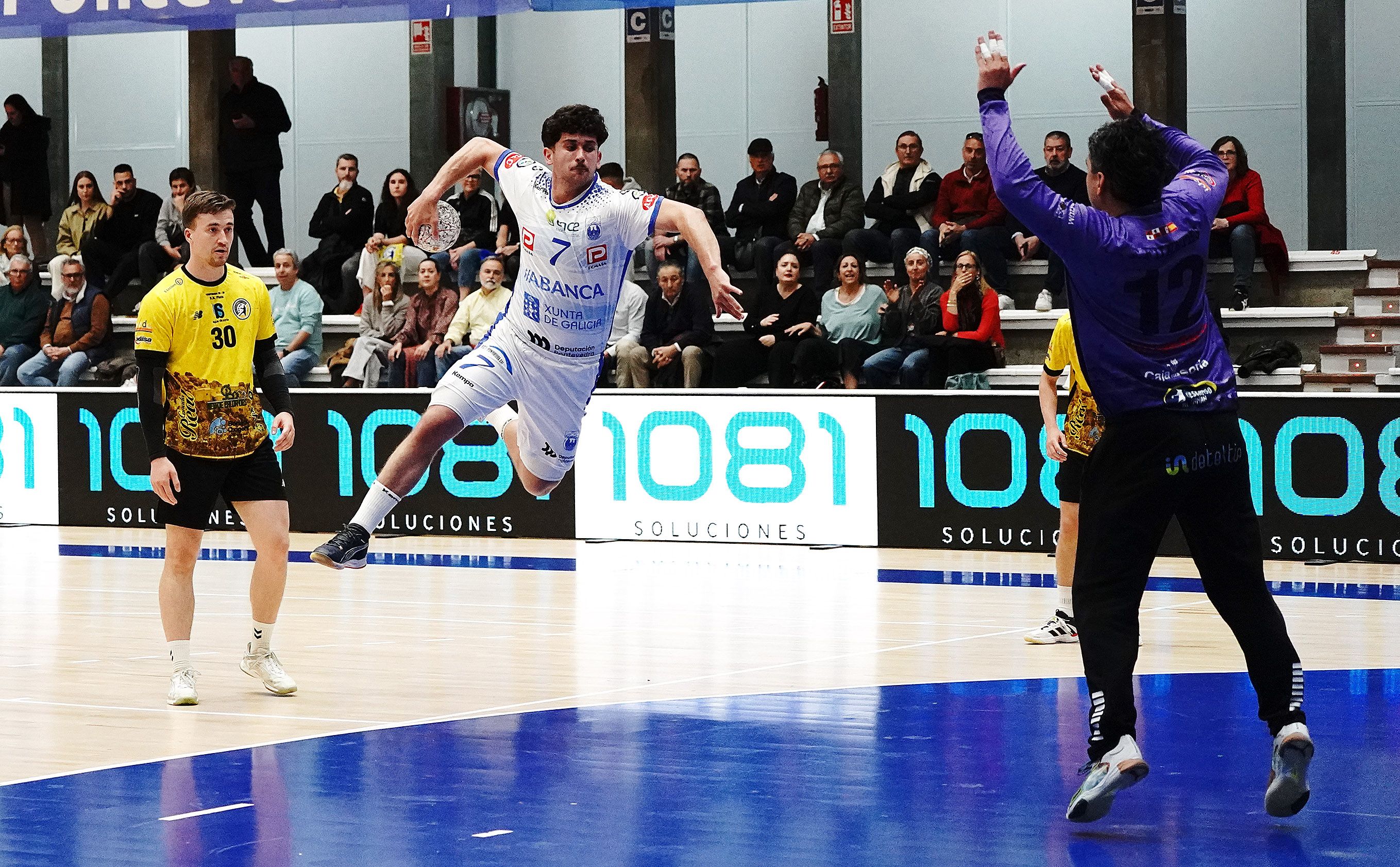 Partido entre Cisne e Club Balonmán Soria no Municipal