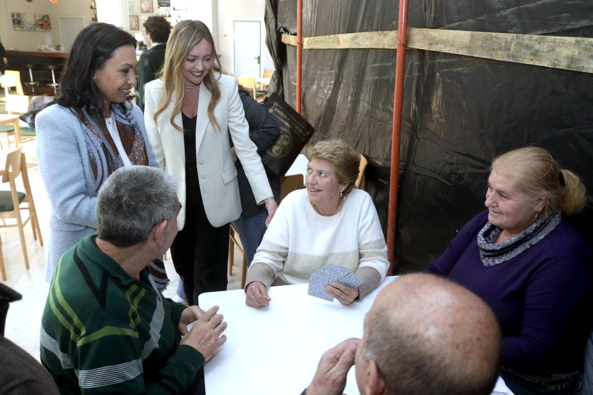 La conselleira Fabiola García en la residencia de mayores de Marín