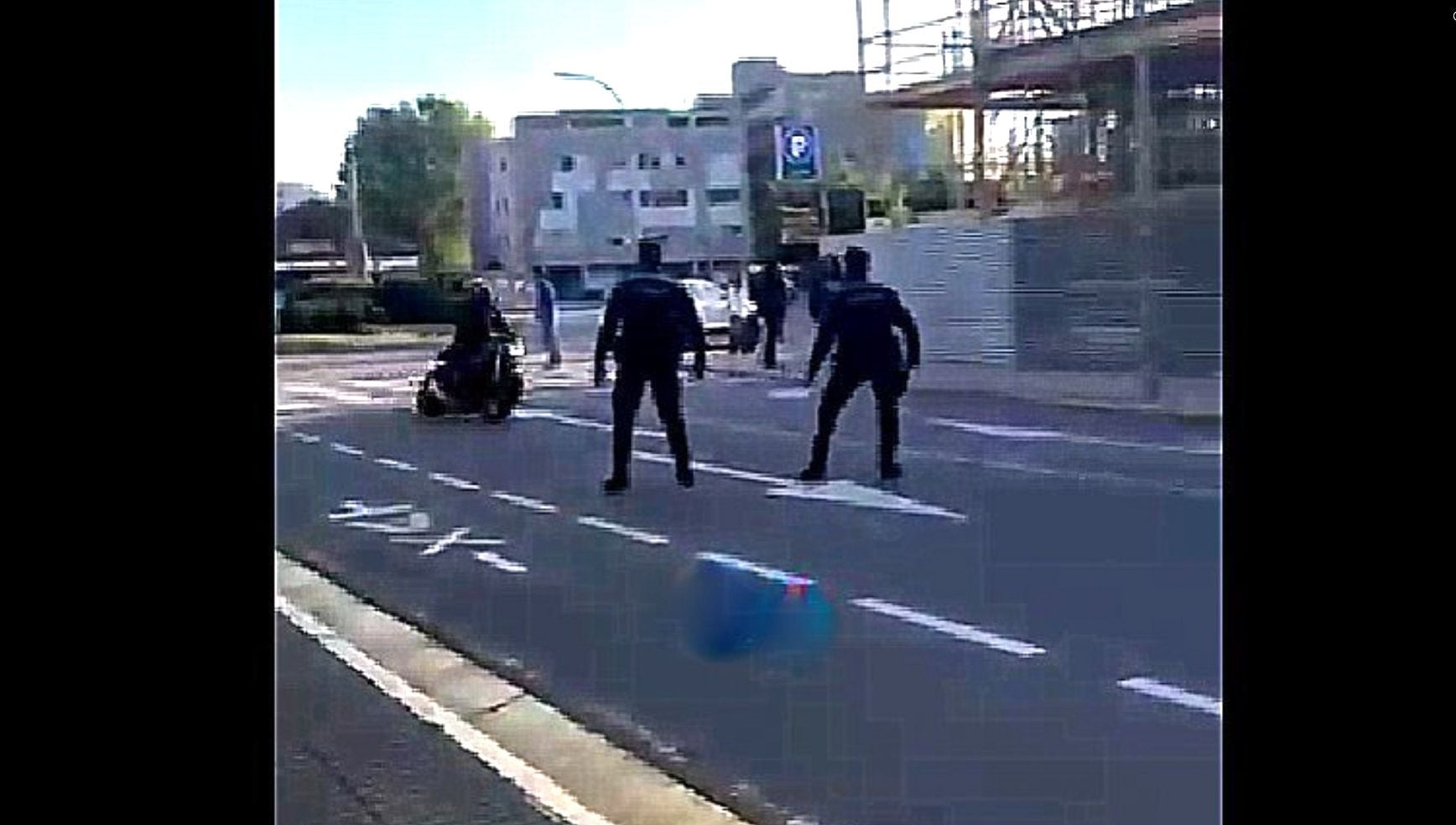 Imagen del vídeo con los dos agentes de la Policía Local frente al motorista