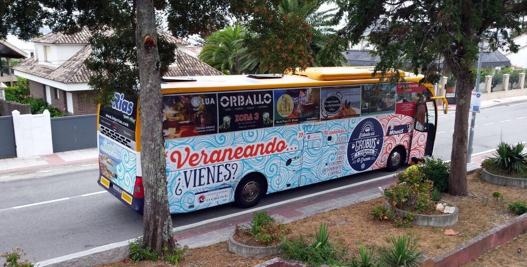 Grobus que recorre O Grove este verano