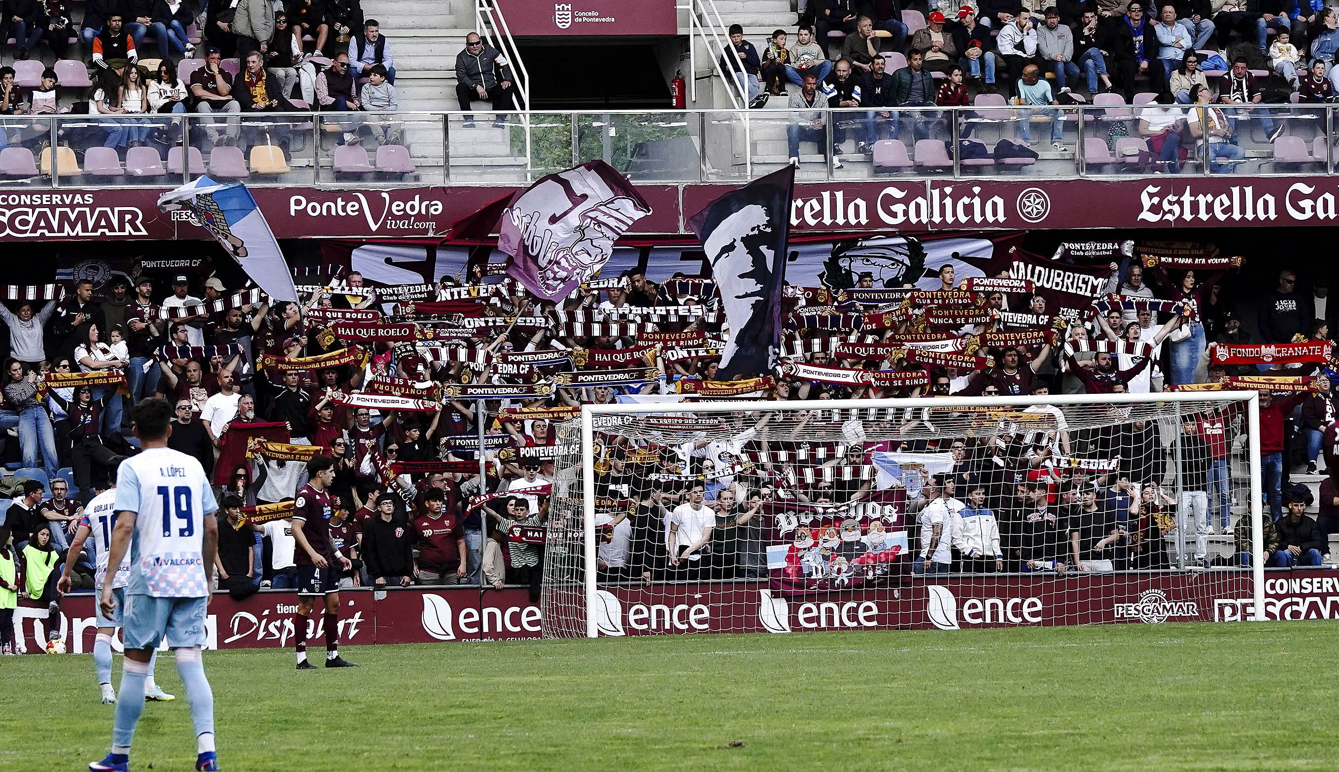 Partido entre Pontevedra CF y SD Ponferradina en Pasarón