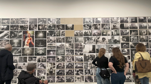 Xente mirando as fotos que Leibovitz tomou nunha xira cos Rolling Stone