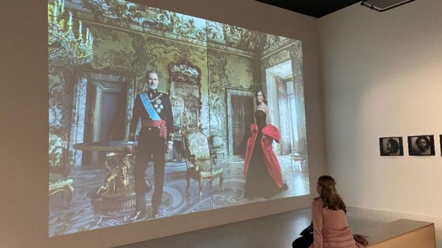 Sala na que proxectaba a foto que Leibovitz lles fixo aos reis de España