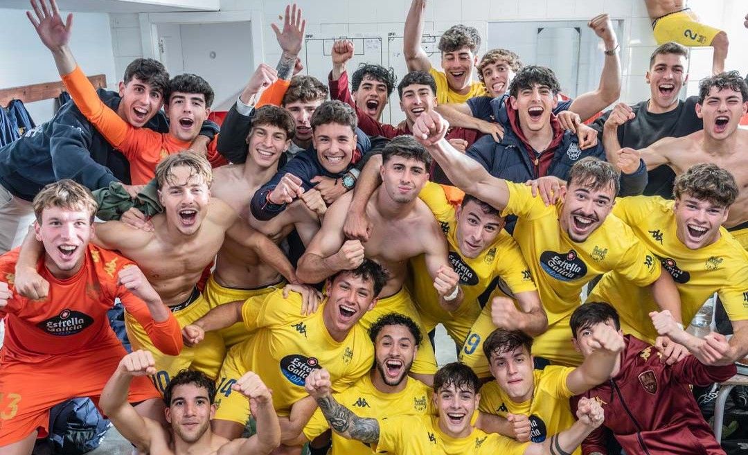 El Pontevedra B celebra su triunfo en el campo del Atios