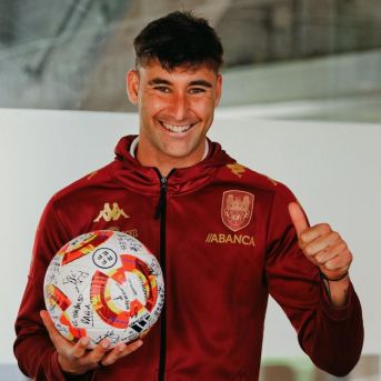 Alain Ribeiro con el balón del hat trick contra la Ponferradina Alain Ribeiro con el balón del hat trick contra la Ponferradina