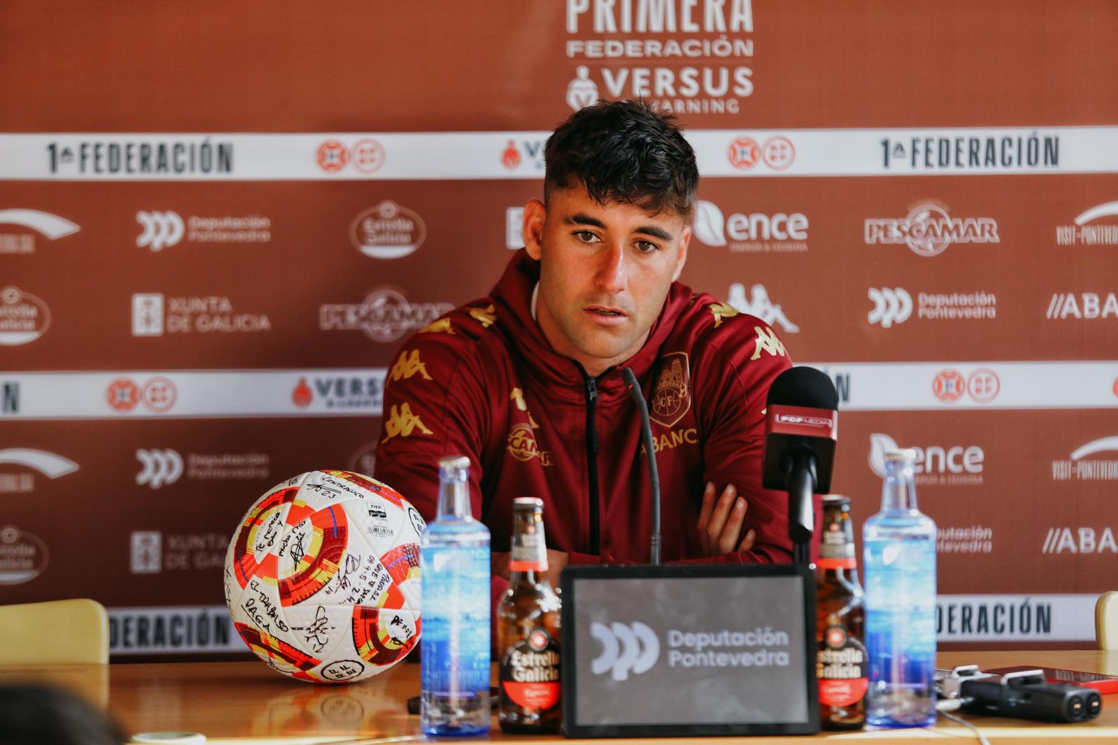 Alain Ribeiro, con el balón del hat-trick contra la Ponferradina