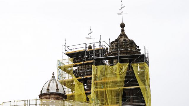Cruces instaladas en las dos torres del Santuario de la Peregrina