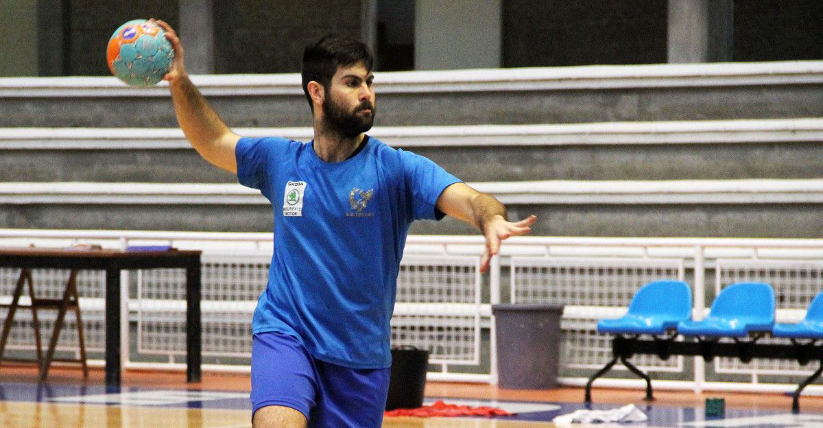 Adrián Pumar durante un adestramento do Teucro
