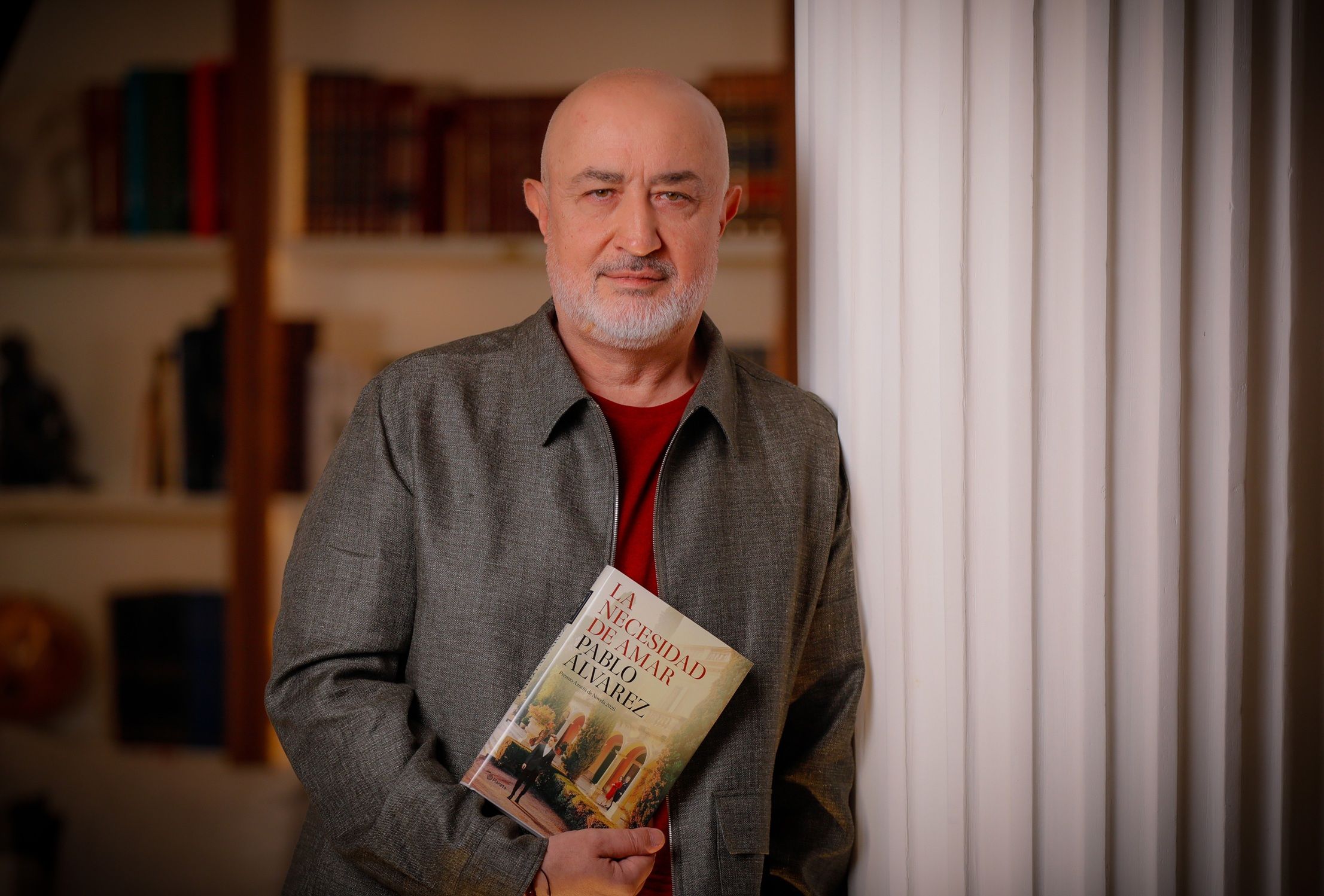 Pablo Álvarez á axente literario, editor y no seu debut como escritor Premio Azorín de Novela