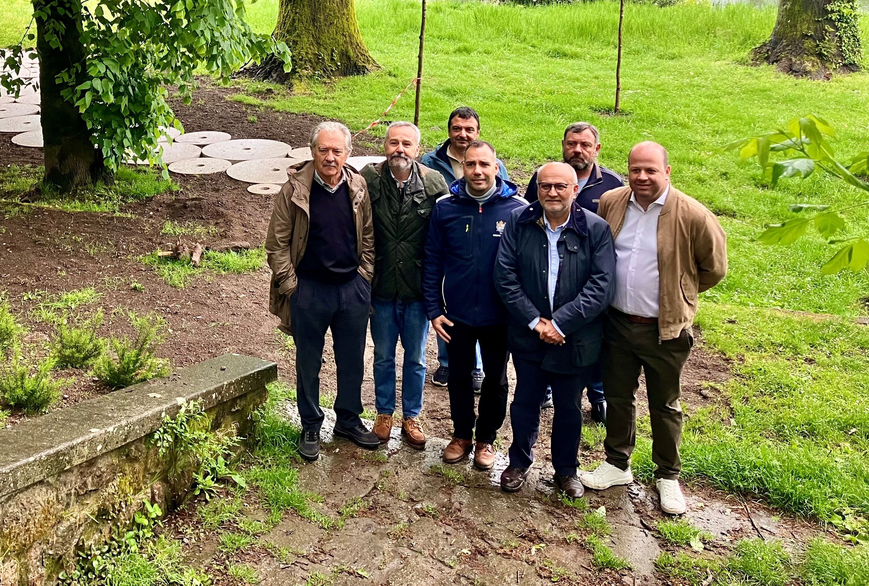 Visita de Abel Losada á carballeira de Caldas de Reis