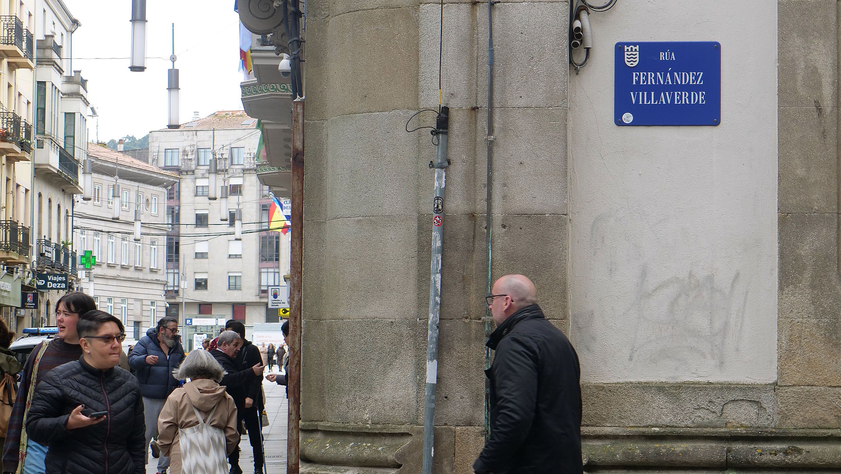 Placa co nome da Rúa Fernández Villaverde