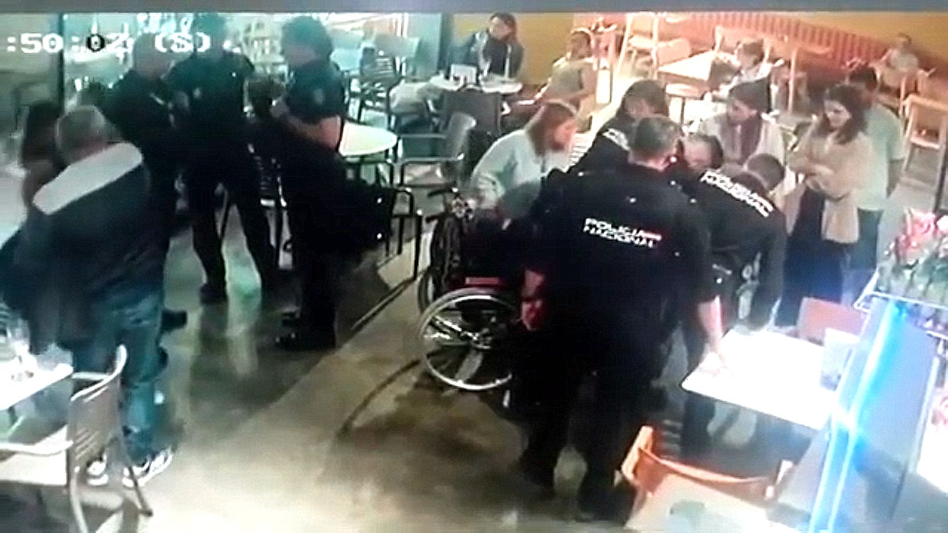 Intervención de los agentes de la Policía Nacional en el auxilio de la mujer