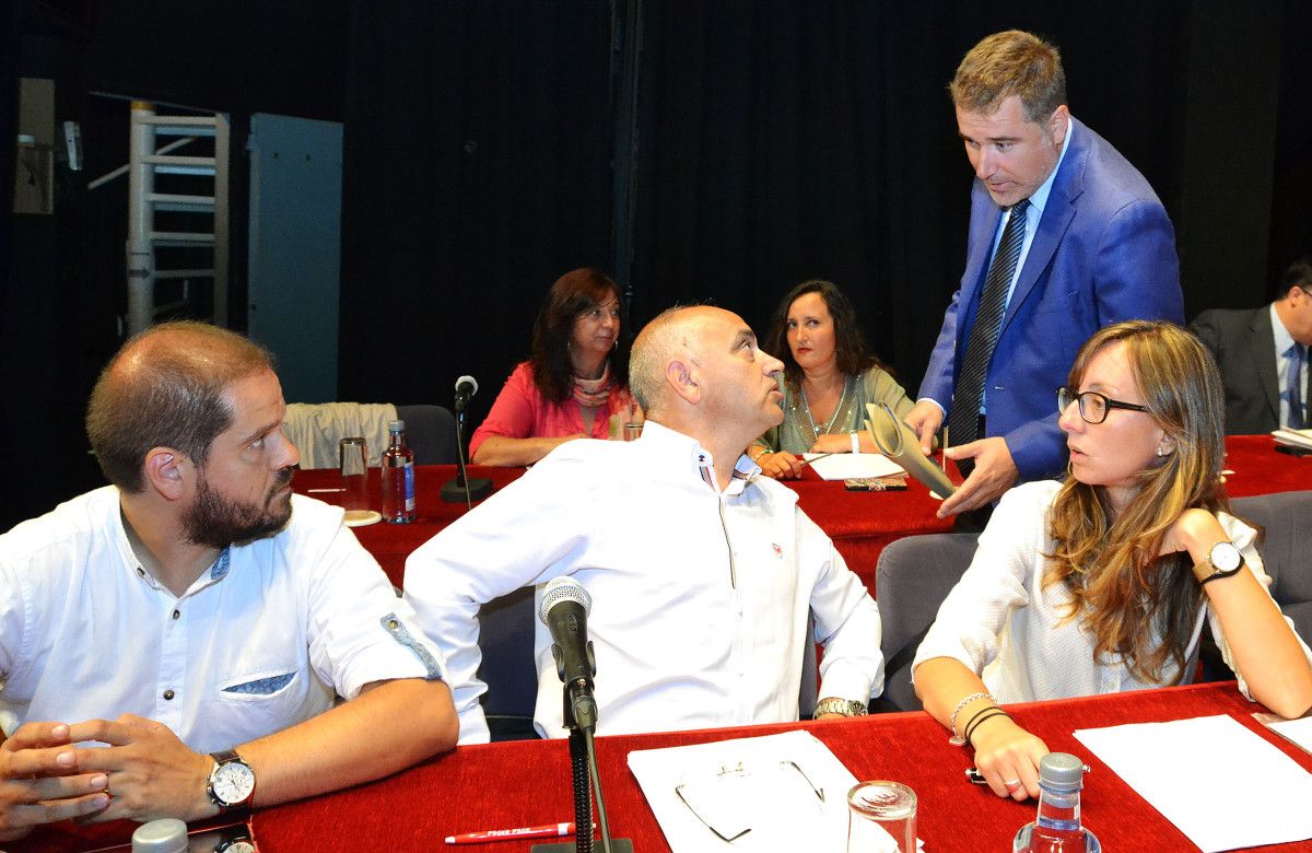 Jacobo Moreira e Agustín Fernández, antes do inicio do Pleno municipal