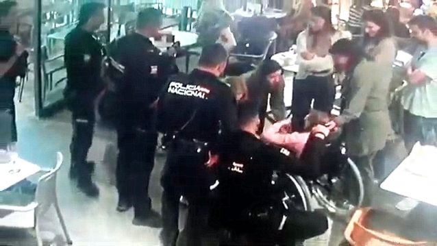 Os axentes atenderon a muller que se afogou cun churro
