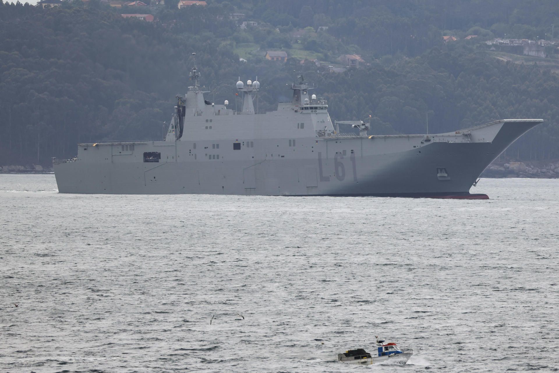 El 'Juan Carlos I' en la ría de Pontevedra