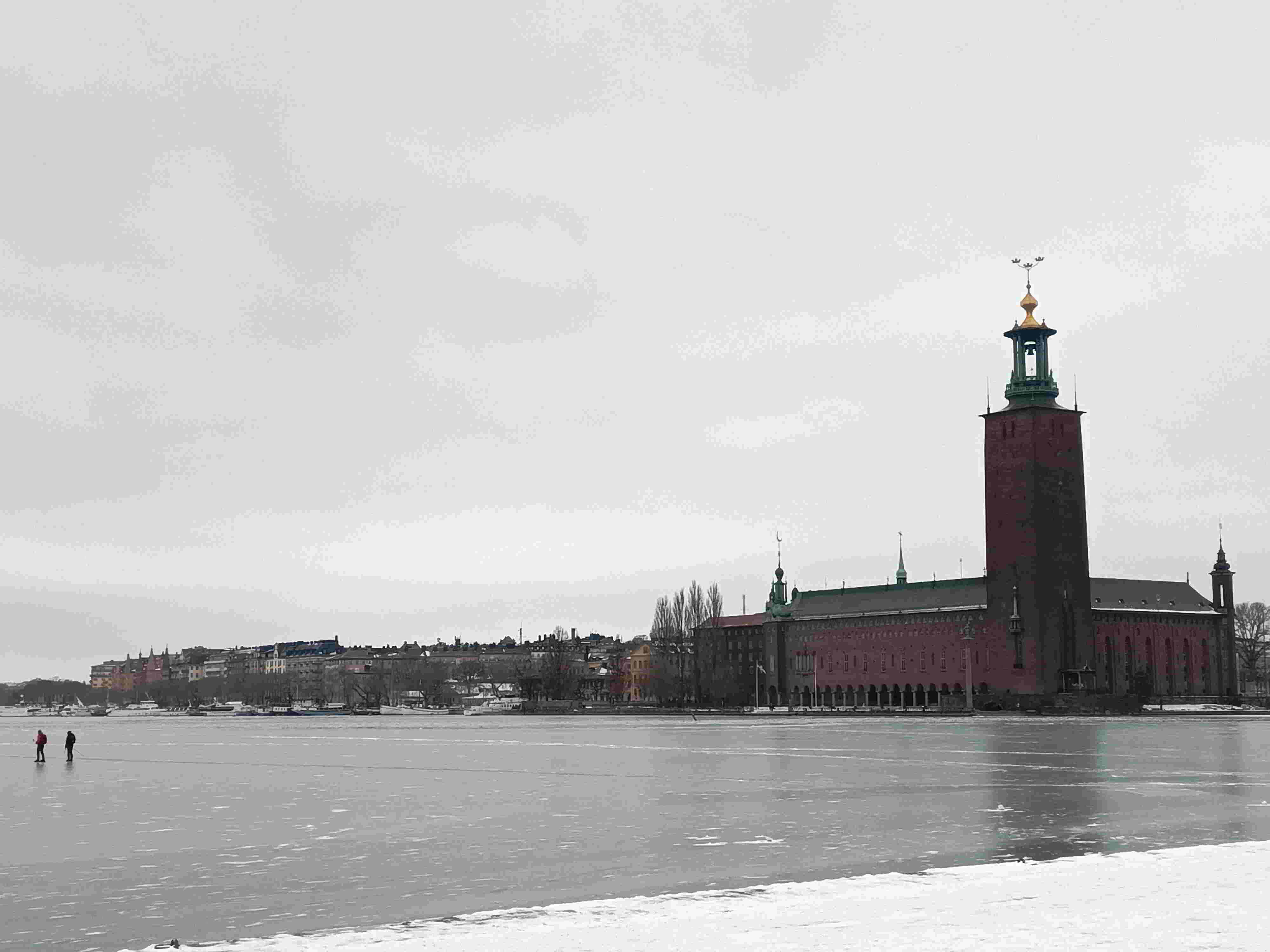 Concello xunto ao lago Mälaren xeado