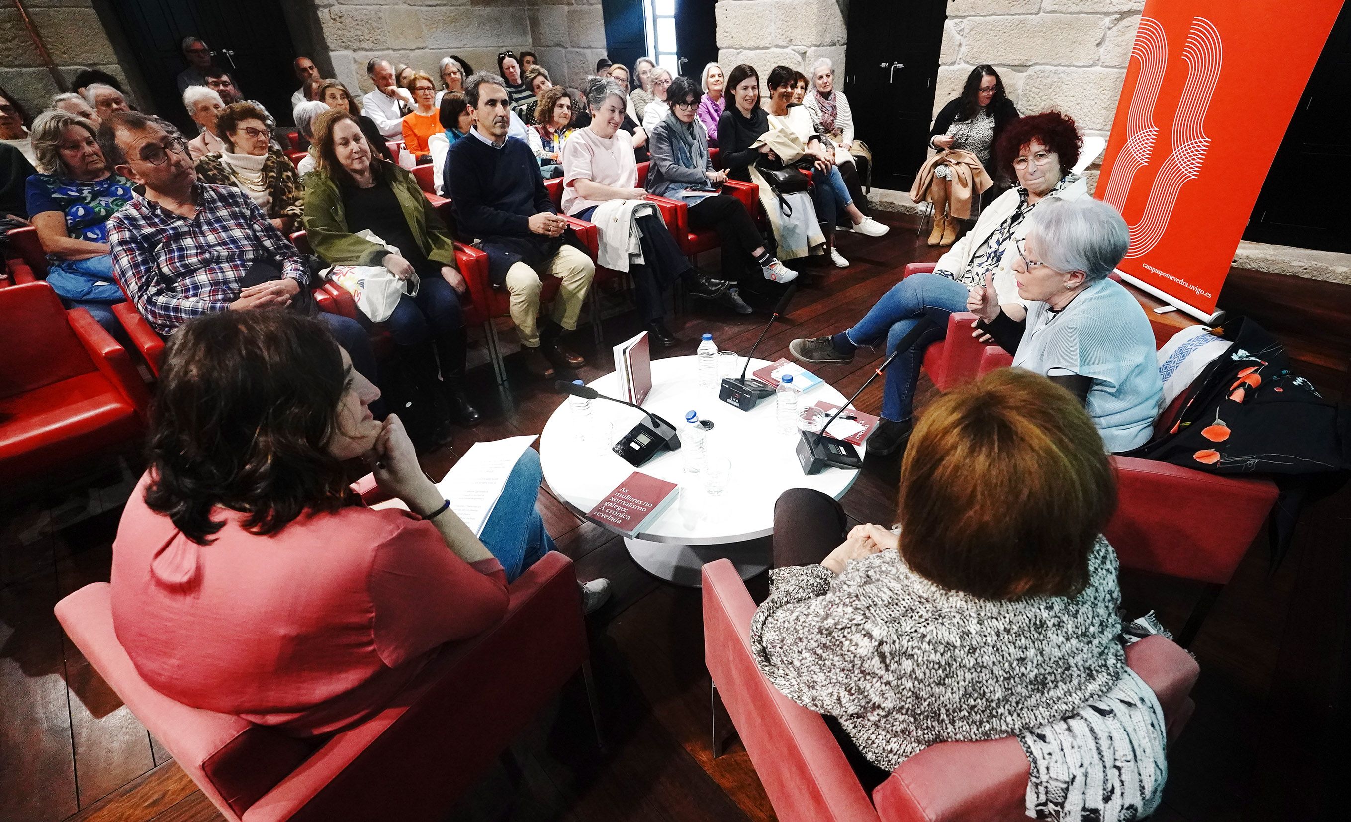 Charla 'Las mujeres en el periodismo gallego: la crónica revelada' Charla 'Las mujeres en el periodismo gallego: la crónica revelada'