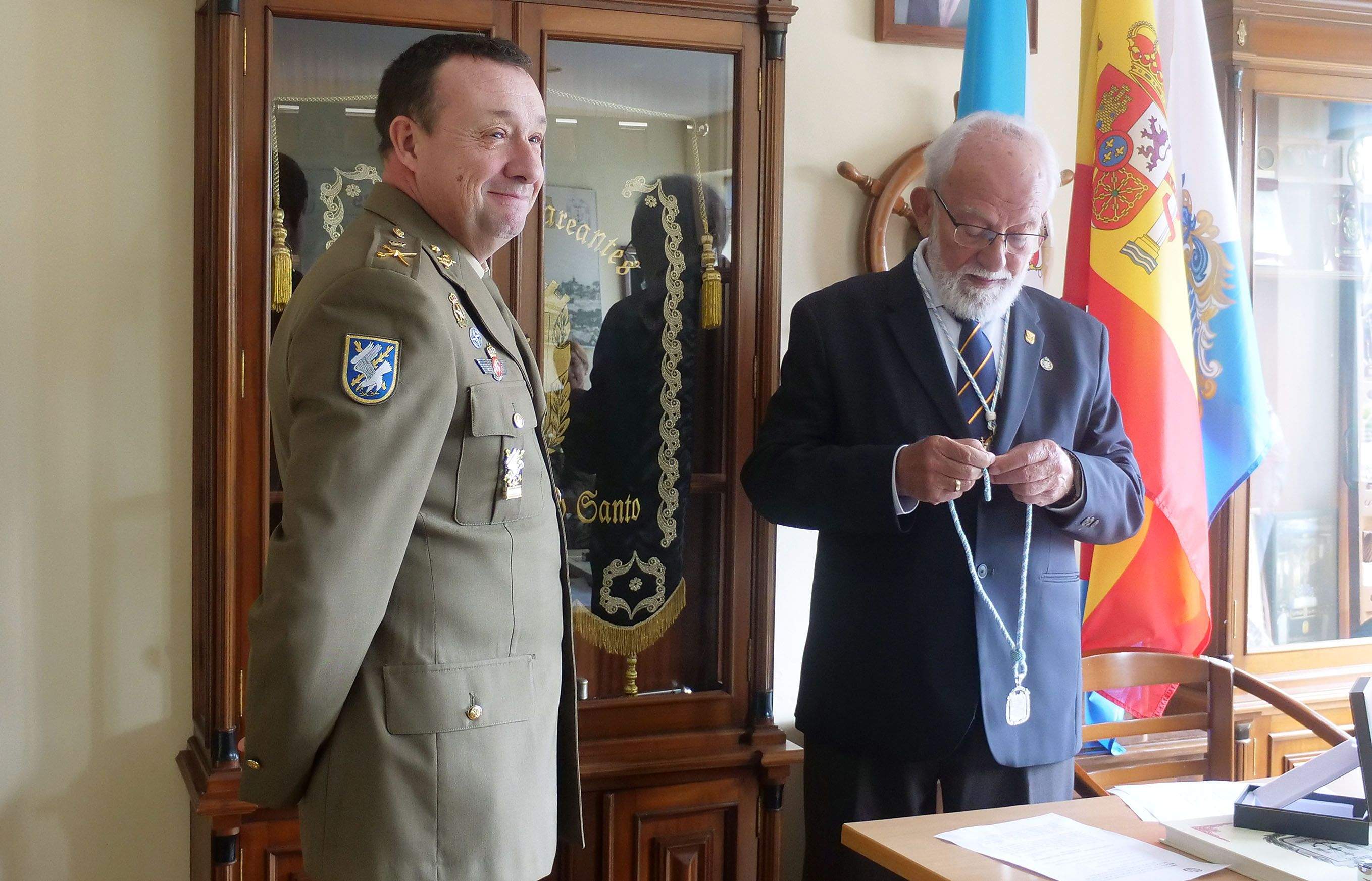 Homenaje del Gremio de Mareantes a Andrés González Alvarado, general jefe de la Brilat Homenaje del Gremio de Mareantes a Andrés González Alvarado, general jefe de la Brilat