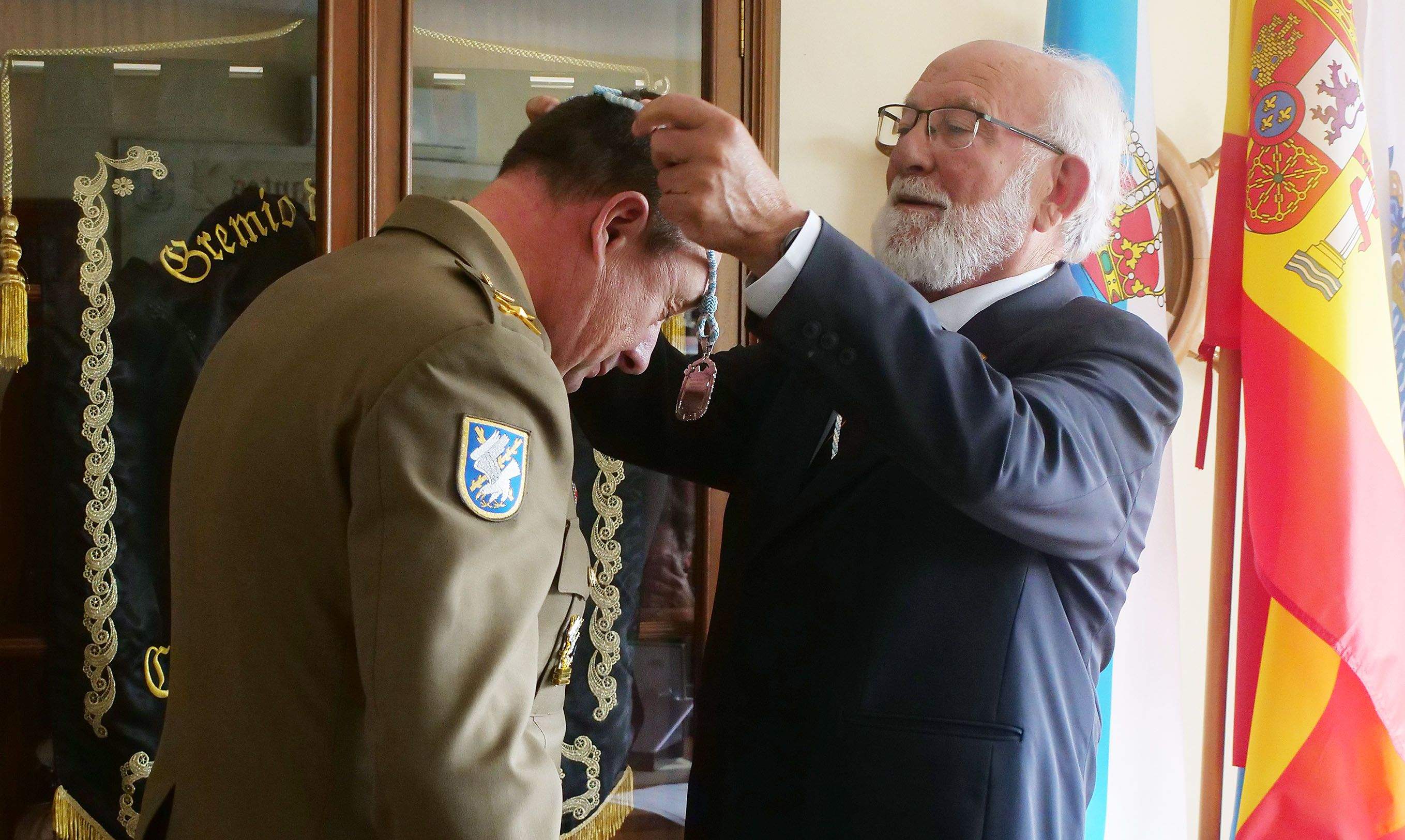 Homenaje del Gremio de Mareantes a Andrés González Alvarado, general jefe de la Brilat Homenaje del Gremio de Mareantes a Andrés González Alvarado, general jefe de la Brilat