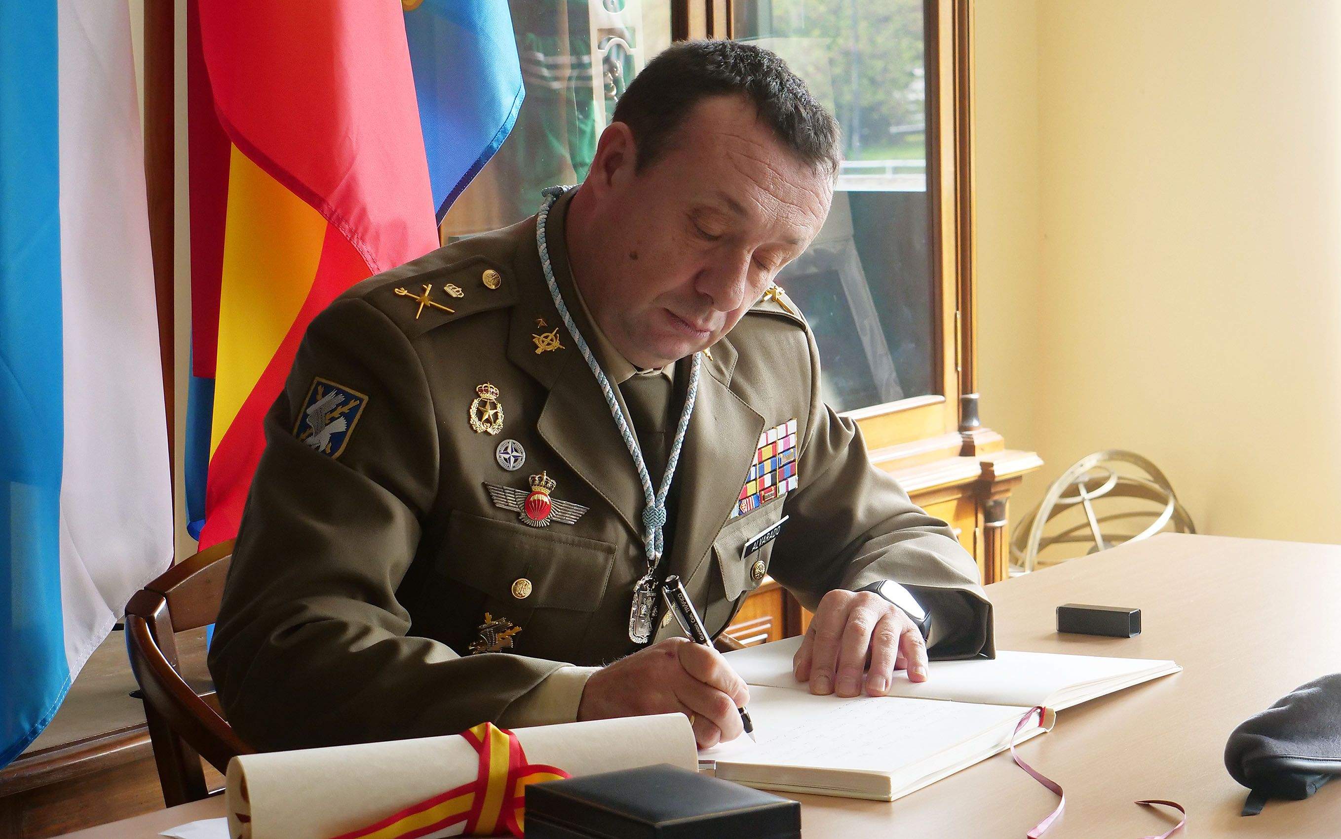 Homenaje del Gremio de Mareantes a Andrés González Alvarado, general jefe de la Brilat Homenaje del Gremio de Mareantes a Andrés González Alvarado, general jefe de la Brilat