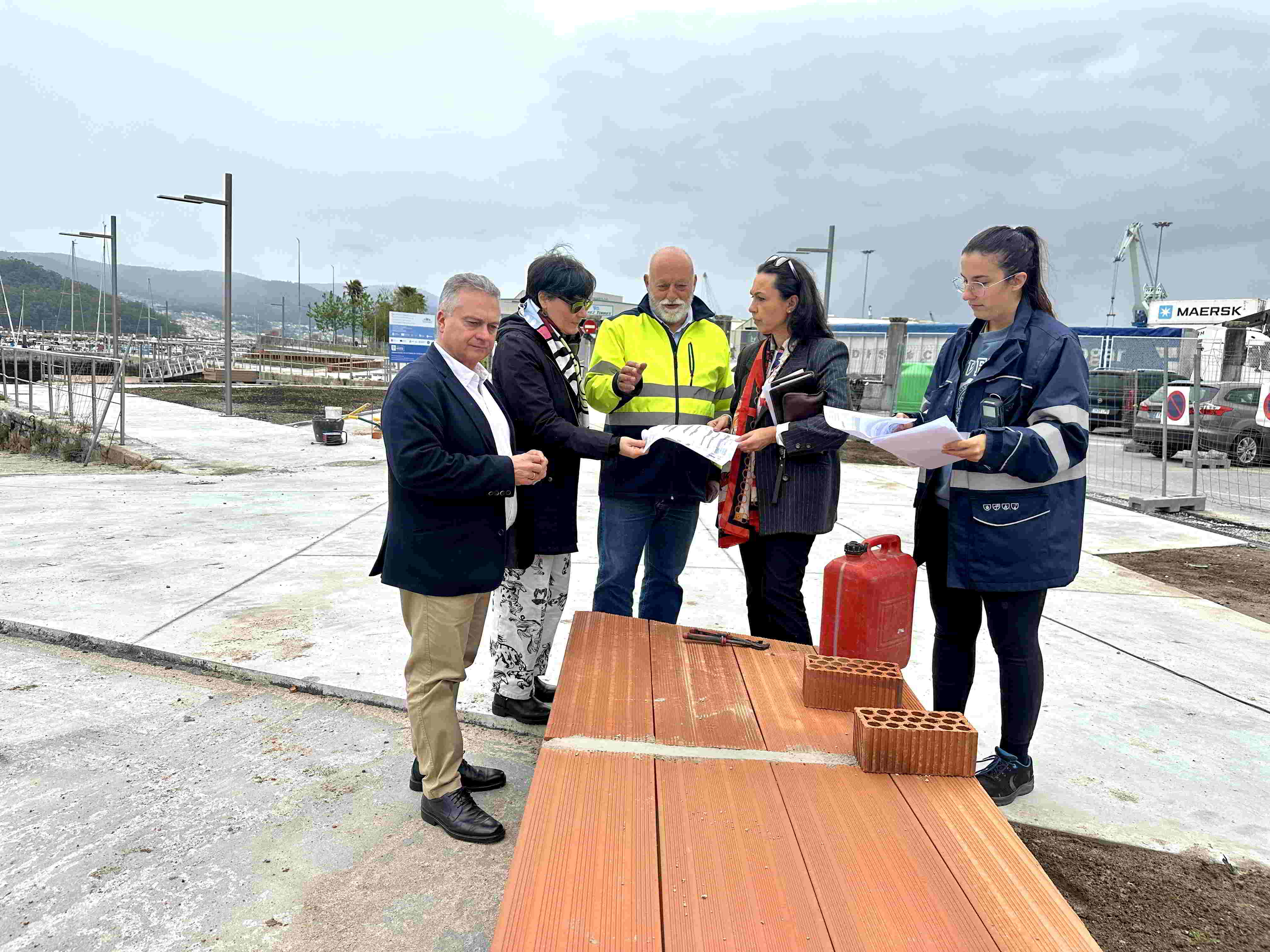 María Ramallo, alcaldesa de Marín, revisa las obras de la dársena