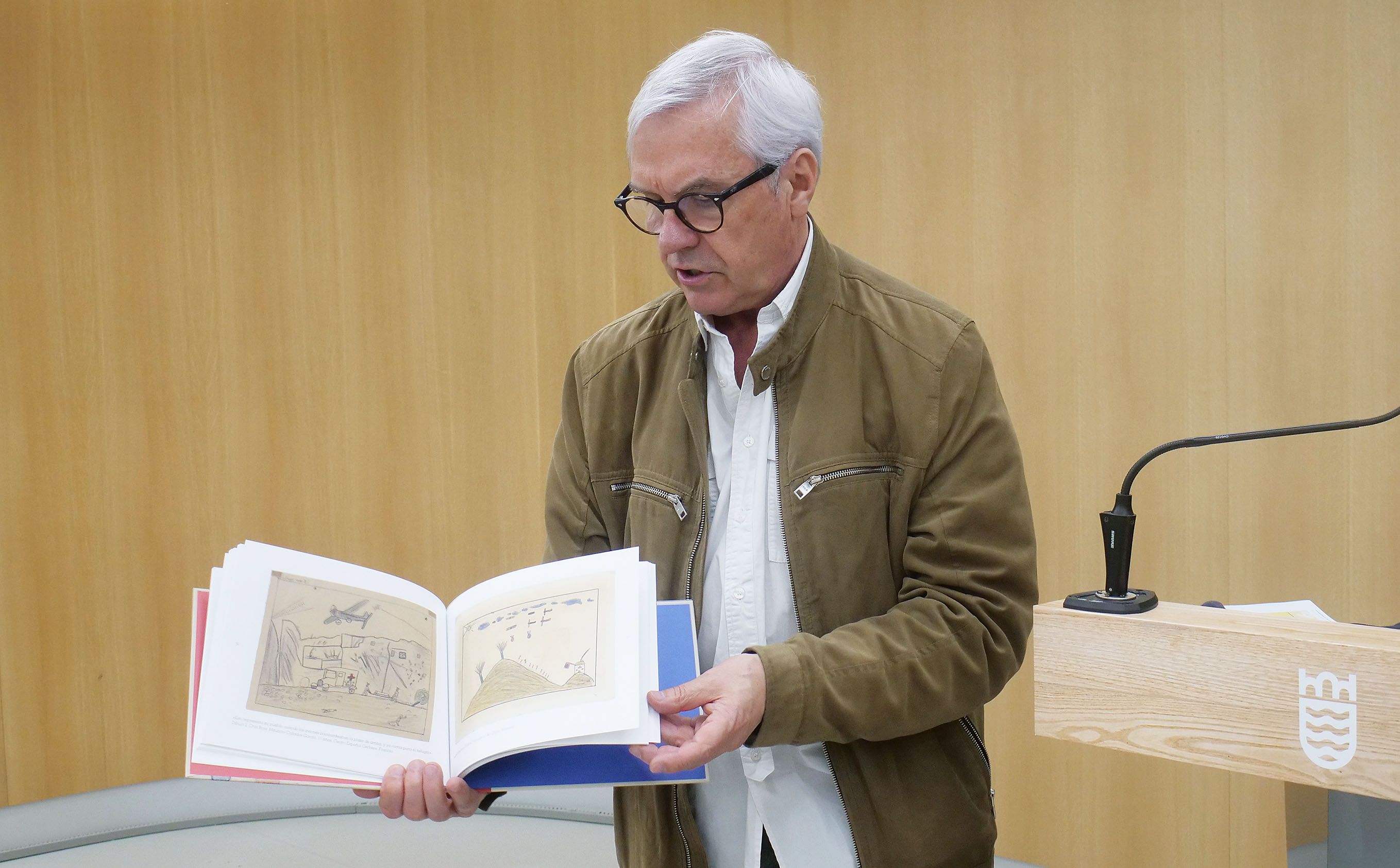 Manuel Morquecho muestra dibujos del libro '¡Y todavía dibujan!'