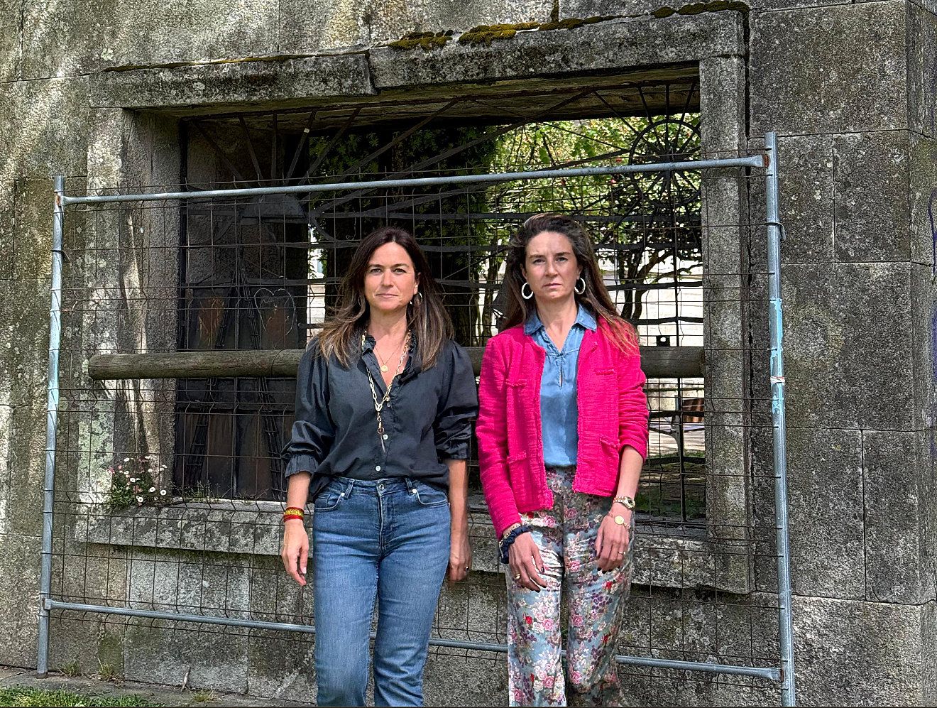 Pepa Pardo e Silvia Junco no monumento aos Navegantes