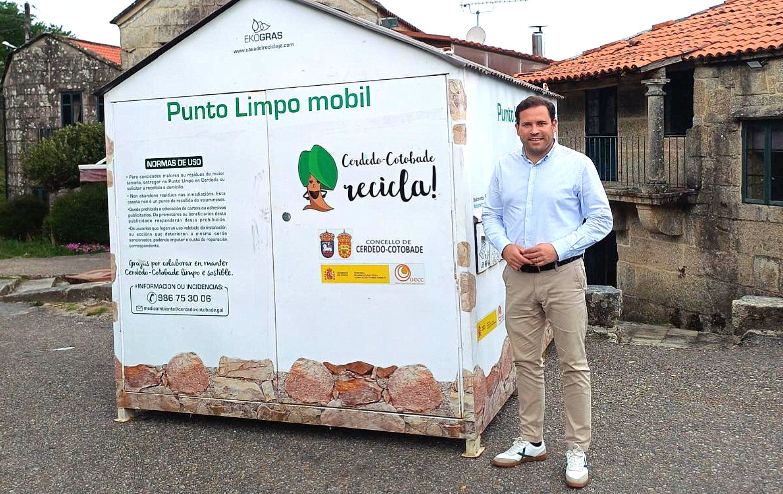 Jorge Cubela junto al Punto limpio móvil de Cerdedo Cotobade