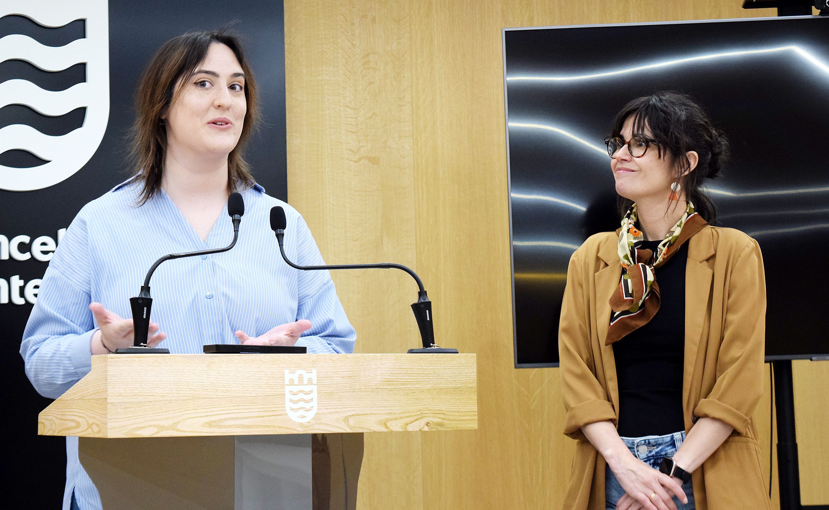 Sara Varela, coordinadora de la asociación AGAG, y Anabel Gulías, concejala de Promoción da Cidade