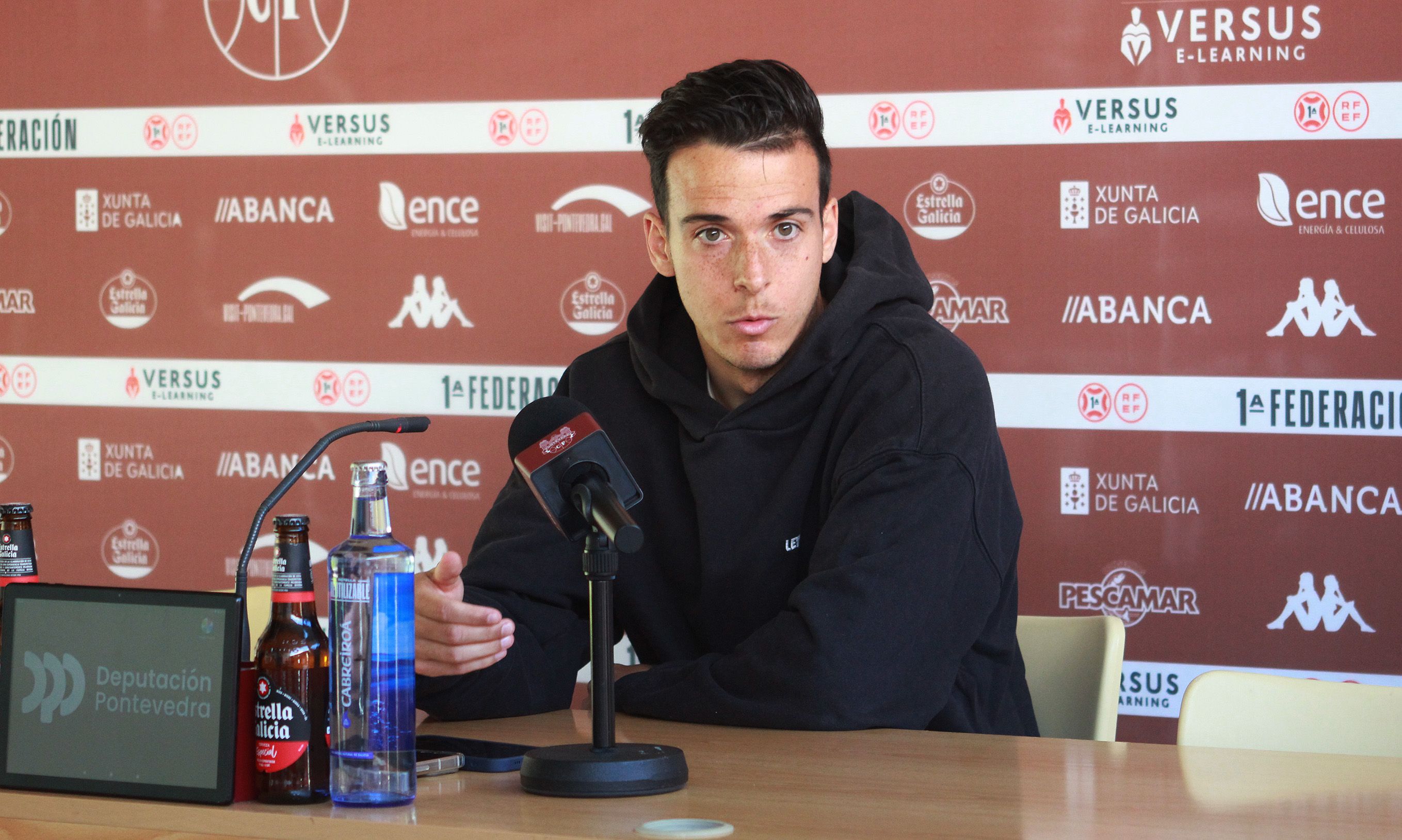 Rueda de prensa de Alberto Gil en el Estadio Municipal de Pasarón