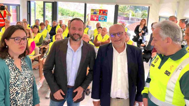 César Poza e Abel Losada na entrega dos chalecos para evitar atropelos en Vilaboa
