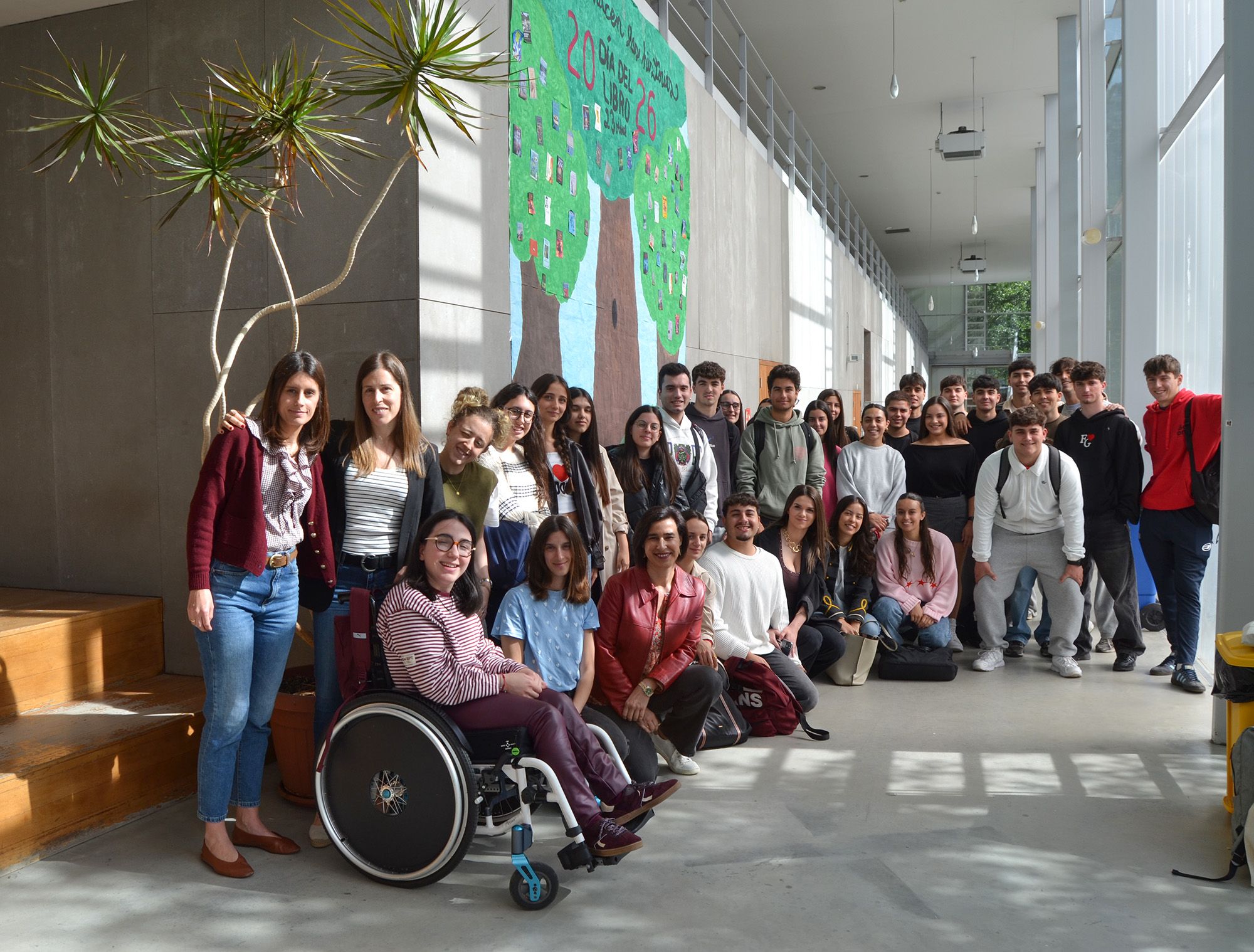 Estudiantes y docentes, junto al mural conmemorativo del Día del Libro