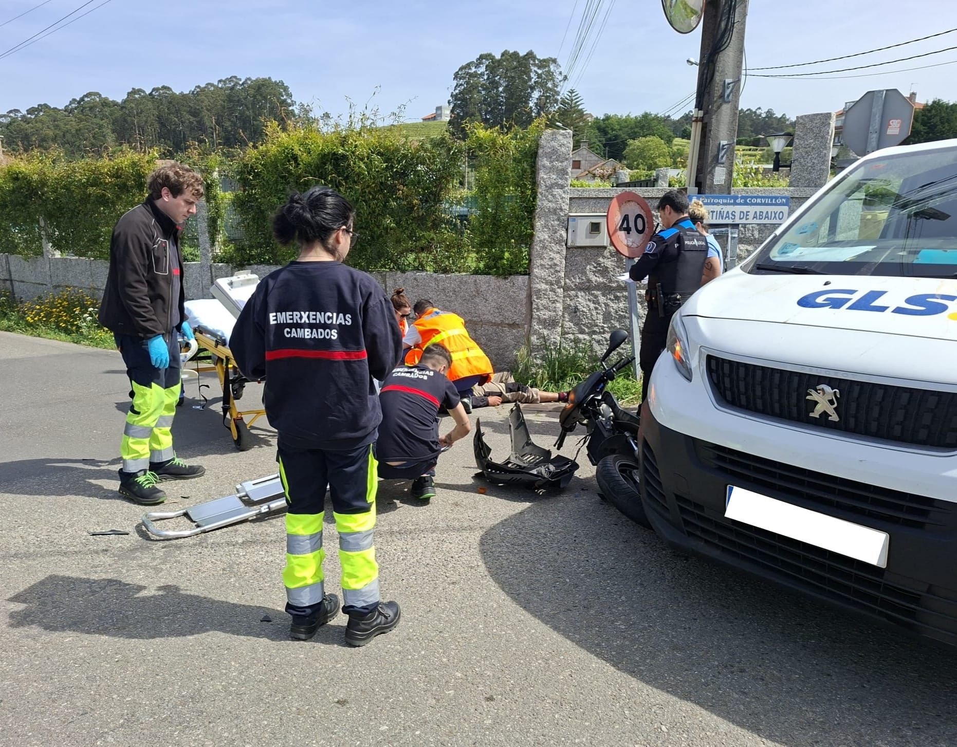 Efectivos de Emerxencias atenden o piloto do ciclomotor accidentado